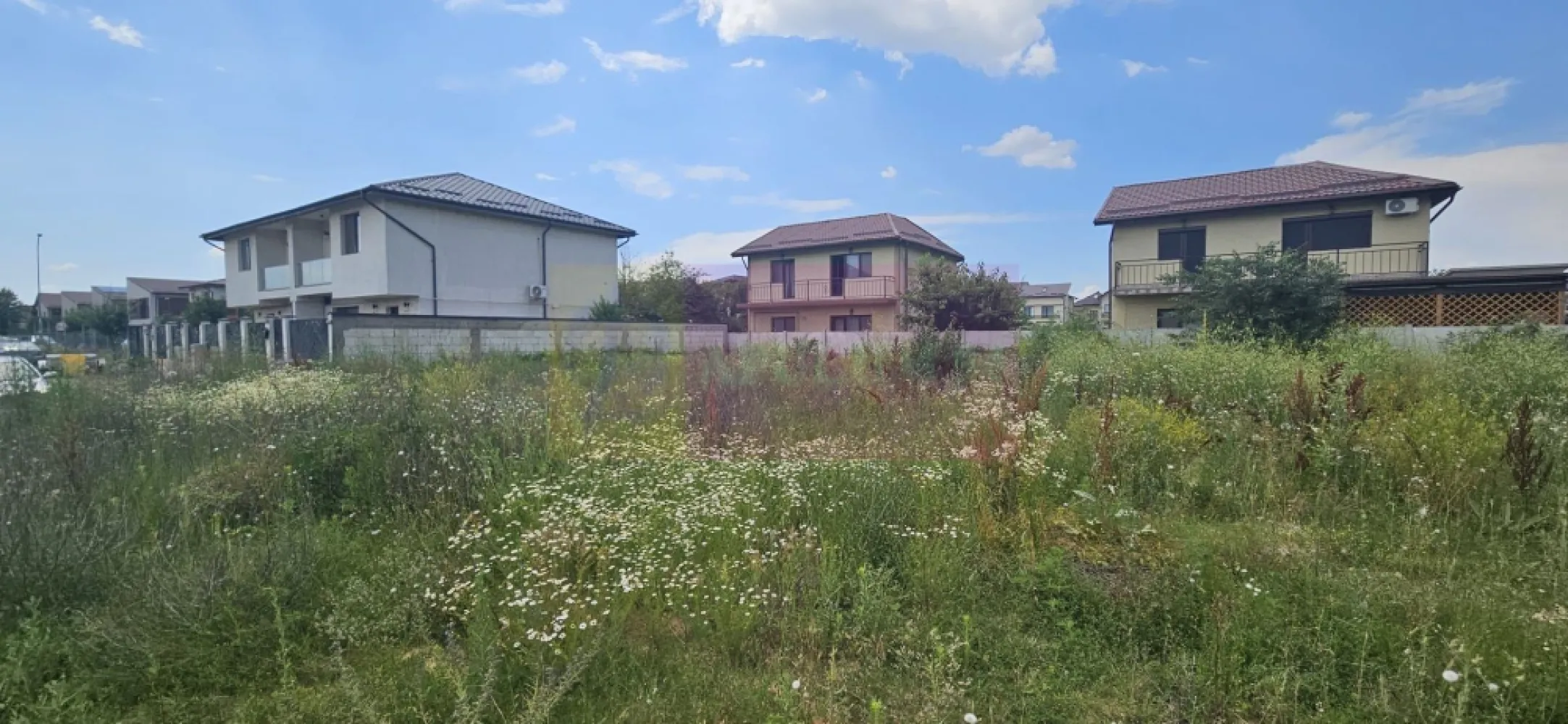 Teren Bragadiru- strada Toamnei. - Compania imobiliara Apulum 94 va propune un teren situat in Bragadiru, strada Toamnei, in apropiere de Prelungirea Ghencea. 
Terenul este situat pe un drum de servitute din strada Toamnei, are o suprafata totala de 355 mp din care 88 mp este cota din drum si raman curati 267 mp. 
Terenul sre forma patrata, avand o deschidere de 16 ml la drum.
Langa teren este curentul si gazul, iar apa si canalul sunt la straa, aproximativ 70 metri.
Zona este in continua dezvoltare, pretabila pentru constructie casa.
Pentru vizionare si mai multe detalii nu ezitati sa ma contactati pe nr 0733683446- Laura Ionescu.
