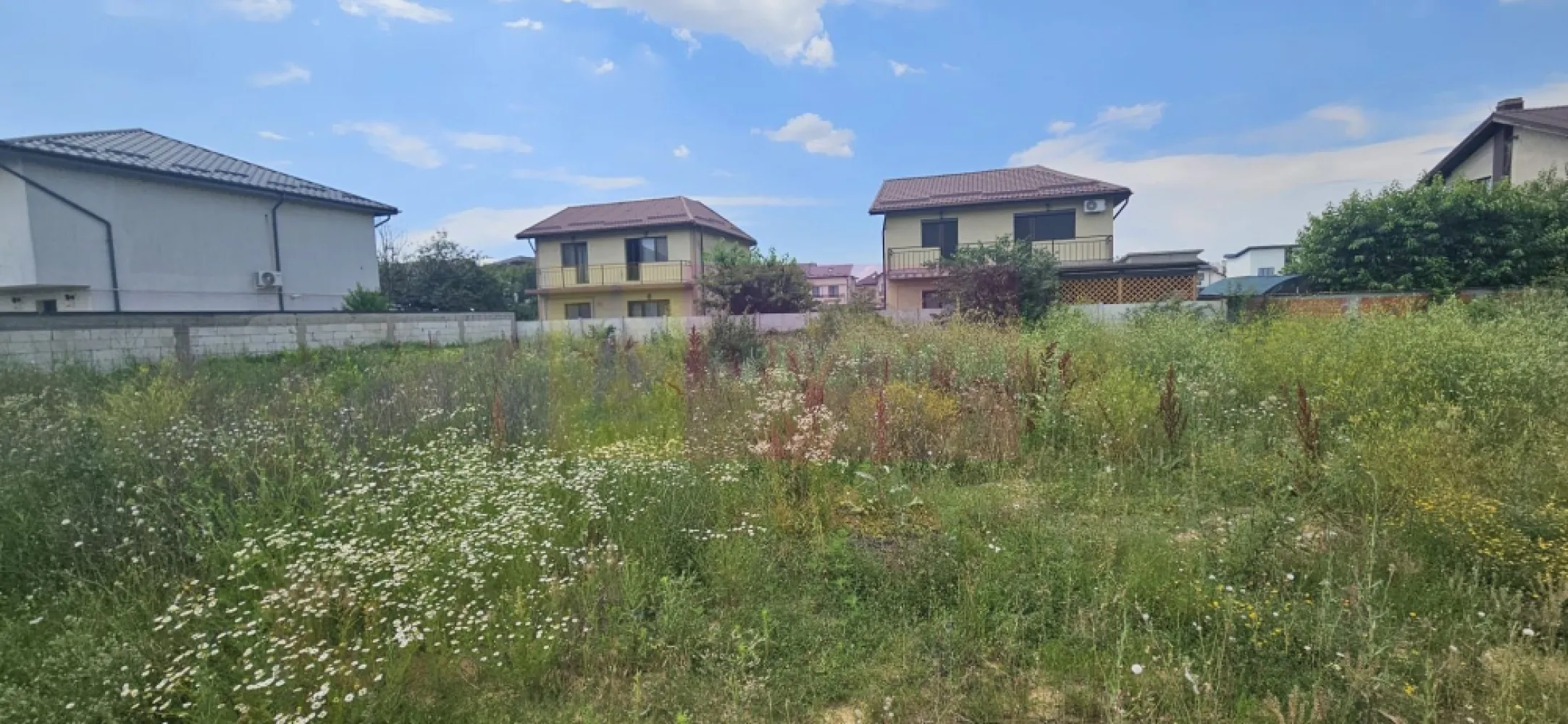 Teren Bragadiru- strada Toamnei. - Compania imobiliara Apulum 94 va propune un teren situat in Bragadiru, strada Toamnei, in apropiere de Prelungirea Ghencea. 
Terenul este situat pe un drum de servitute din strada Toamnei, are o suprafata totala de 355 mp din care 88 mp este cota din drum si raman curati 267 mp. 
Terenul are forma patrata, avand o deschidere de 16 ml la drum.
Langa teren este curentul si gazul, iar apa si canalul sunt la straa, aproximativ 70 metri.
Zona este in continua dezvoltare, pretabila pentru constructie casa.
Pentru vizionare si mai multe detalii nu ezitati sa ma contactati pe nr 0733683446- Laura Ionescu.