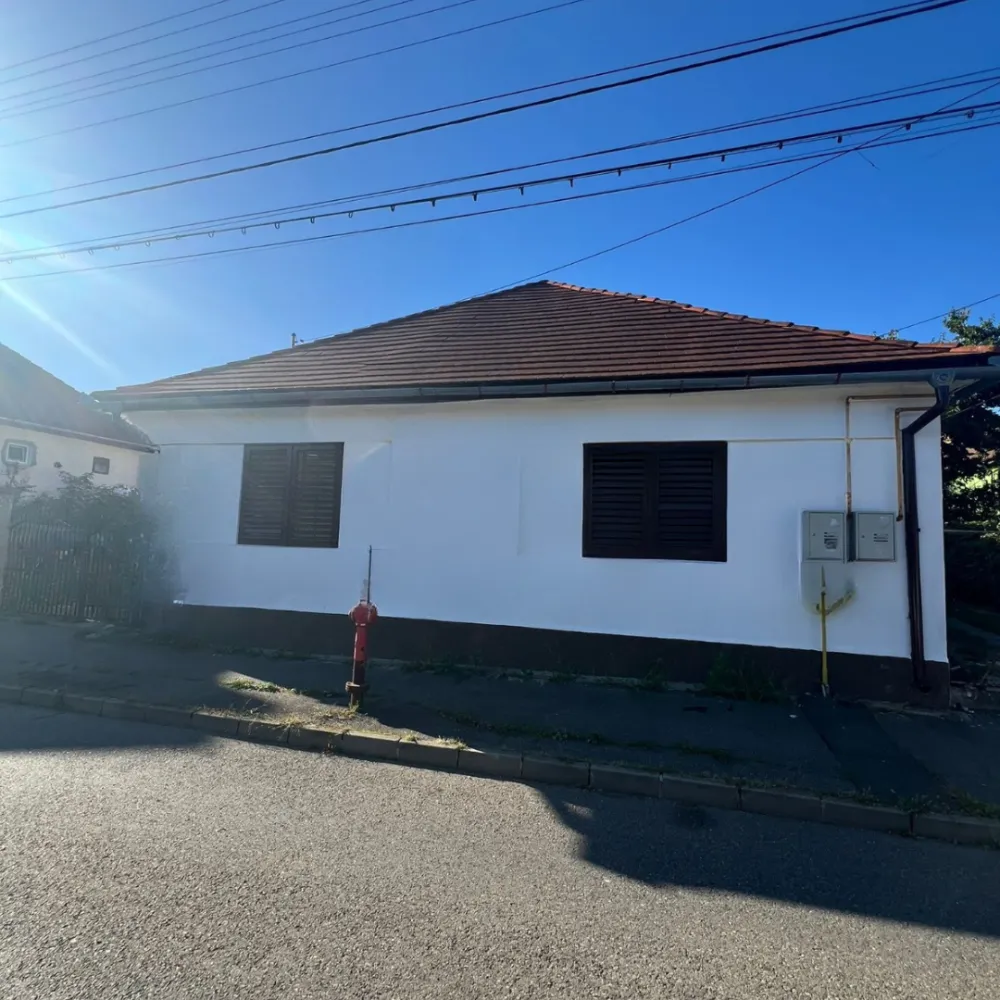 Casa spațioasă în Sibiu – zonă premium, aproape de centru - Descoperă confortul și liniștea unei case deosebite în SibiuAmplasată într-una dintre cele mai bune zone din Sibiu, la câțiva pași de centru și de toate punctele de interes. Suprafață construită: 200 mp Suprafață utilă: 150 mp Teren total: 1110 mp (curte liberă 910 mp – ideală pentru relaxare, grădină sau spații de joacă) Compartimentare4 camere luminoase și generoase2 bucătării complet funcționale2 băi moderneSpații bine gândite pentru confortul întregii familii Dotări și beneficiiCasă renovată recent, cu instalații schimbateIzolată termic, geamuri termopanCentrală termică proprieToate utilitățile: gaz, apă, curent, canalizareTeren generos, cu potențial pentru grădină, foișor sau piscină AvantajeZonă premium și liniștităAcces rapid către centru, școli, grădinițe, magazine, transport publicCurte mare, ideală pentru familie și relaxare Oportunitate pentru investitoriDatorită terenului de 1110 mp și poziției excelente, proprietatea se pretează perfect și pentru construcția unui proiect rezidențial exclusivist sau dezvoltare imobiliară în Sibiu.  Preț: 558.000 € Această proprietate reprezintă o raritate pe piața imobiliară sibiană – combinația perfectă între spațiu, confort, locație și potențial investițional! }}