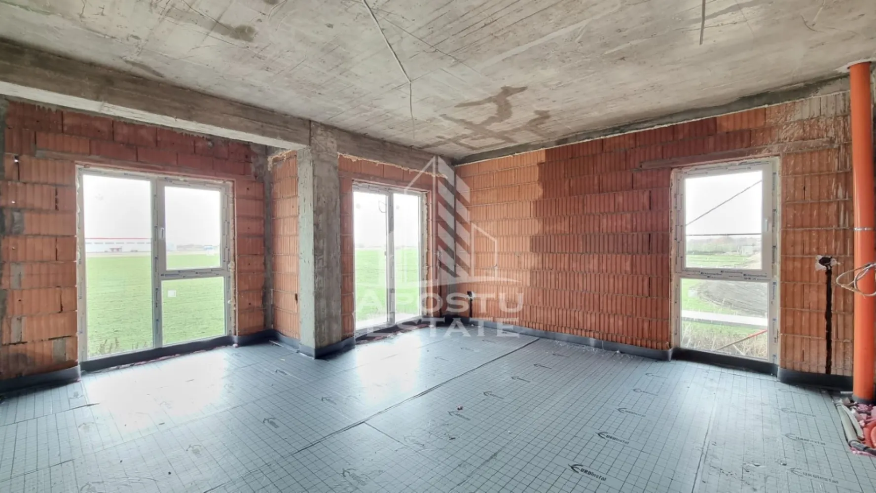 Apartament cu 2 camere, bloc nou, loc de parcare, Sanandrei - Apostu Estate va ofera spre vanzare un apartament cu 2 camere, decomandat, situat la etajul 2/2 intr-u bloc nou in Sanandrei, 7 km de Timisoara!

Apartamentul dispune de 55 mpu, plus balcon, fiind compartimentat astfel:
- hol de acces
- living openspace cu bucatarie ce poate fi inchisa
- balcon deschis
- dormitor matrimonial
- baie cu geam si cada

Confortul termic se realizeaza prin intermediul centralei proprii pe gaz cu incalzire in pardoseala si aparatul de aer conditionat. Alte dotari: tamplarie PVC, geamuri tripan.
Locul de parcare este inclus!

Termen de finalizare: Septembrie 2026

Oferim consultanta si solutii financiare prin intermediul colaboratorilor nostri.
Va asteptam cu drag la o vizionare! 
ID intern: CP2896394