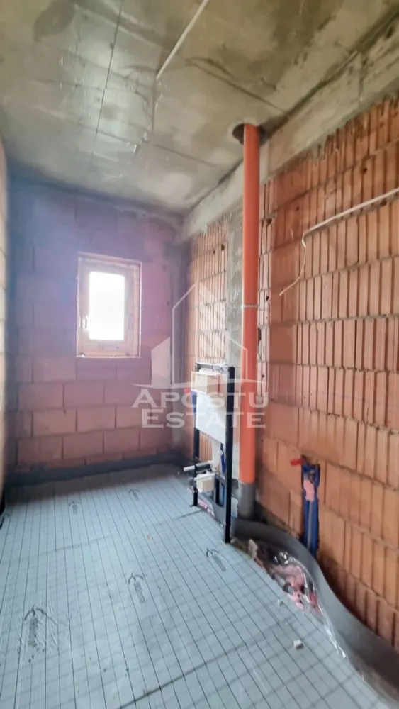 Apartament cu 2 camere, bloc nou, loc de parcare, Sanandrei - Apostu Estate va ofera spre vanzare un apartament cu 2 camere, decomandat, situat la etajul 2/2 intr-u bloc nou in Sanandrei, 7 km de Timisoara!

Apartamentul dispune de 55 mpu, plus balcon, fiind compartimentat astfel:
- hol de acces
- living openspace cu bucatarie ce poate fi inchisa
- balcon deschis
- dormitor matrimonial
- baie cu geam si cada

Confortul termic se realizeaza prin intermediul centralei proprii pe gaz cu incalzire in pardoseala si aparatul de aer conditionat. Alte dotari: tamplarie PVC, geamuri tripan.
Locul de parcare este inclus!

Termen de finalizare: Septembrie 2026

Oferim consultanta si solutii financiare prin intermediul colaboratorilor nostri.
Va asteptam cu drag la o vizionare! 
ID intern: CP2896394