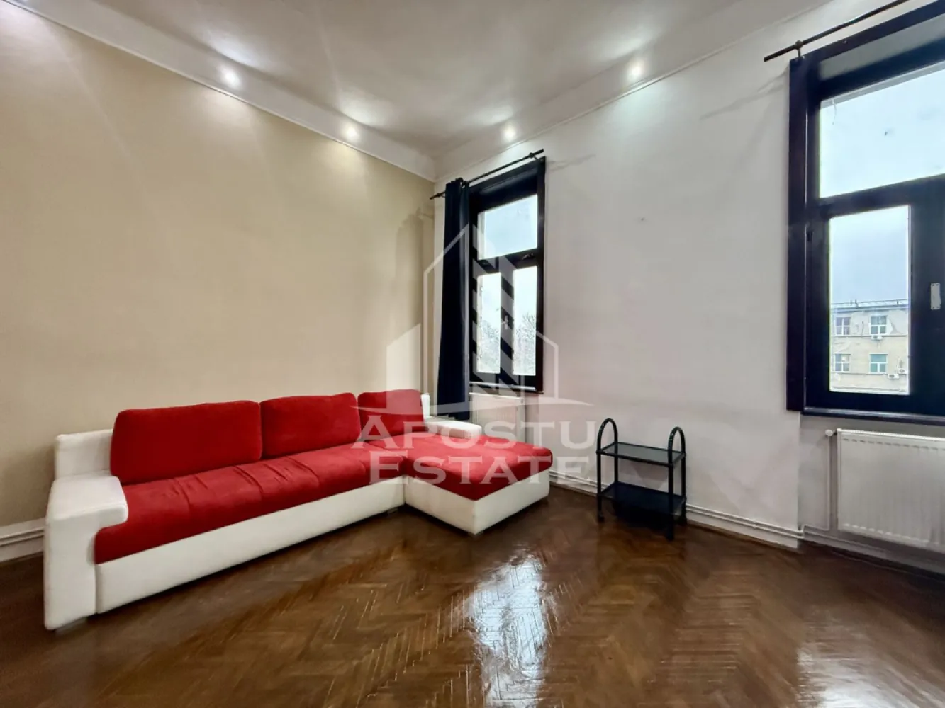 Apartament o camera, 43mp, centrala proprie, Ultracentral - APOSTU ESTATE va propune spre vanzare un apartament cu 1 camera, situat ultracentral, in Piata Unirii din Timisoara, una dintre cele mai cautate si apreciate zone ale orasului.
Apartamentul este amplasat la etajul 2 din 2, intr-o cladire istorica reabilitata, cu pod si acoperis, pastrand arhitectura specifica zonei.
Confortul termic este asigurat de centrala proprie pe gaz cu sistem de incalzire prin calorifere.

Cu o suprafata utila de 43 mp, apartamentul este compartimentat astfel:
- hol de acces cu debara
- bucatarie
- baie
- camera spatioasa 

Proprietatea este ideala atat pentru locuinta proprie, cat si pentru investitie, fiind pretabila pentru inchiriere pe termen lung sau regim hotelier, datorita pozitiei ultracentrale.
Vecinatati: Piata Marasti, Piata 700, Punctele Cardinale, Bastion

Agentia imobiliara Apostu Estate va ofera consultanta bancara gratuita prin intermediul colaboratorilor nostri pentru alegerea celui mai potrivit tip de credit, astfel incat tu sa devi noul proprietar al acestui apartament.
Va asteptam cu drag la o vizionare!