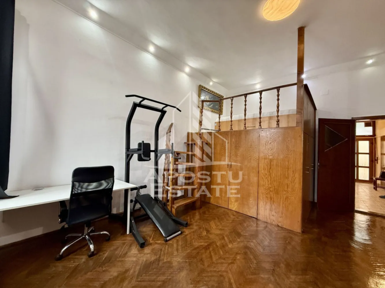 Apartament o camera, 43mp, centrala proprie, Ultracentral - APOSTU ESTATE va propune spre vanzare un apartament cu 1 camera, situat ultracentral, in Piata Unirii din Timisoara, una dintre cele mai cautate si apreciate zone ale orasului.
Apartamentul este amplasat la etajul 2 din 2, intr-o cladire istorica reabilitata, cu pod si acoperis, pastrand arhitectura specifica zonei.
Confortul termic este asigurat de centrala proprie pe gaz cu sistem de incalzire prin calorifere.

Cu o suprafata utila de 43 mp, apartamentul este compartimentat astfel:
- hol de acces cu debara
- bucatarie
- baie
- camera spatioasa 

Proprietatea este ideala atat pentru locuinta proprie, cat si pentru investitie, fiind pretabila pentru inchiriere pe termen lung sau regim hotelier, datorita pozitiei ultracentrale.
Vecinatati: Piata Marasti, Piata 700, Punctele Cardinale, Bastion

Agentia imobiliara Apostu Estate va ofera consultanta bancara gratuita prin intermediul colaboratorilor nostri pentru alegerea celui mai potrivit tip de credit, astfel incat tu sa devi noul proprietar al acestui apartament.
Va asteptam cu drag la o vizionare!