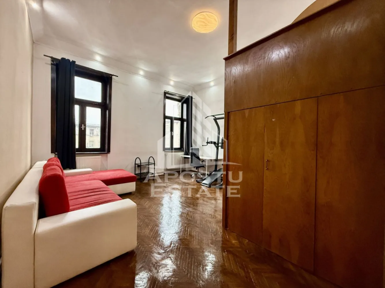Apartament o camera, 43mp, centrala proprie, Ultracentral - APOSTU ESTATE va propune spre vanzare un apartament cu 1 camera, situat ultracentral, in Piata Unirii din Timisoara, una dintre cele mai cautate si apreciate zone ale orasului.
Apartamentul este amplasat la etajul 2 din 2, intr-o cladire istorica reabilitata, cu pod si acoperis, pastrand arhitectura specifica zonei.
Confortul termic este asigurat de centrala proprie pe gaz cu sistem de incalzire prin calorifere.

Cu o suprafata utila de 43 mp, apartamentul este compartimentat astfel:
- hol de acces cu debara
- bucatarie
- baie
- camera spatioasa 

Proprietatea este ideala atat pentru locuinta proprie, cat si pentru investitie, fiind pretabila pentru inchiriere pe termen lung sau regim hotelier, datorita pozitiei ultracentrale.
Vecinatati: Piata Marasti, Piata 700, Punctele Cardinale, Bastion

Agentia imobiliara Apostu Estate va ofera consultanta bancara gratuita prin intermediul colaboratorilor nostri pentru alegerea celui mai potrivit tip de credit, astfel incat tu sa devi noul proprietar al acestui apartament.
Va asteptam cu drag la o vizionare!