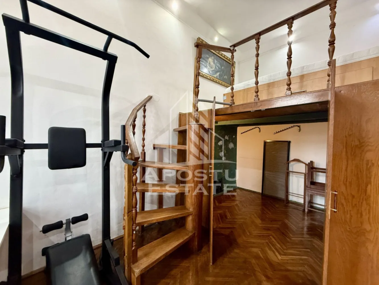 Apartament o camera, 43mp, centrala proprie, Ultracentral - APOSTU ESTATE va propune spre vanzare un apartament cu 1 camera, situat ultracentral, in Piata Unirii din Timisoara, una dintre cele mai cautate si apreciate zone ale orasului.
Apartamentul este amplasat la etajul 2 din 2, intr-o cladire istorica reabilitata, cu pod si acoperis, pastrand arhitectura specifica zonei.
Confortul termic este asigurat de centrala proprie pe gaz cu sistem de incalzire prin calorifere.

Cu o suprafata utila de 43 mp, apartamentul este compartimentat astfel:
- hol de acces cu debara
- bucatarie
- baie
- camera spatioasa 

Proprietatea este ideala atat pentru locuinta proprie, cat si pentru investitie, fiind pretabila pentru inchiriere pe termen lung sau regim hotelier, datorita pozitiei ultracentrale.
Vecinatati: Piata Marasti, Piata 700, Punctele Cardinale, Bastion

Agentia imobiliara Apostu Estate va ofera consultanta bancara gratuita prin intermediul colaboratorilor nostri pentru alegerea celui mai potrivit tip de credit, astfel incat tu sa devi noul proprietar al acestui apartament.
Va asteptam cu drag la o vizionare!