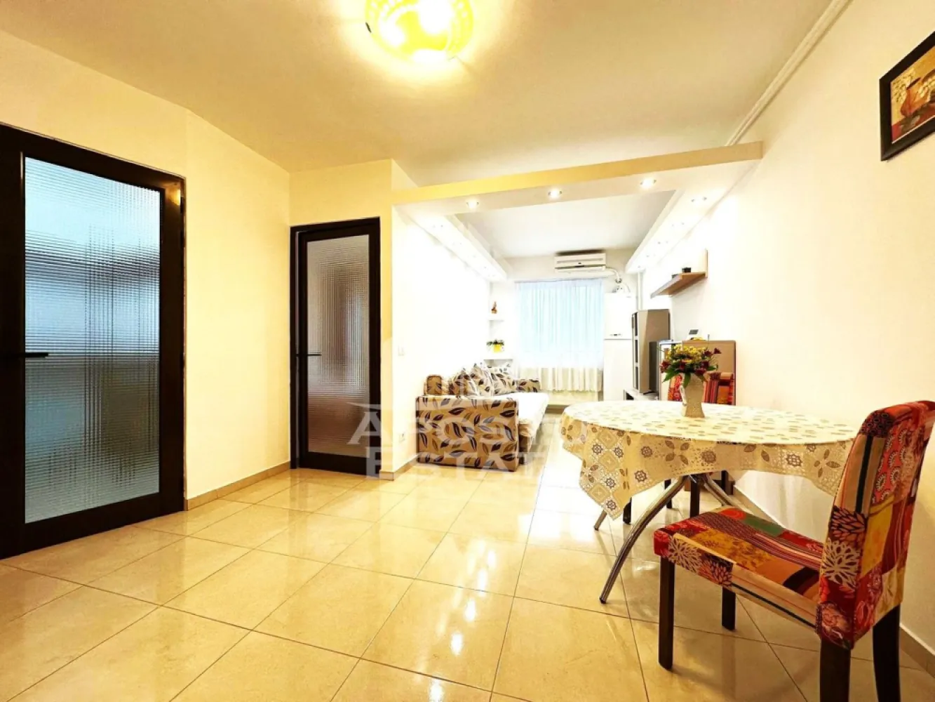 Apartament cu 2 camere - APOSTU ESTATE va propune spre inchiriere un apartament cochet cu 2 camere decomandat ,58mp utili ideal pentru cei care cauta confort si functionalitate intr-un spatiu bine organizat. Locuinta este compusa dintr-un dormitor primitor, un living luminos cu bucatarie open space si o baie moderna cu dus. Bucataria este complet utilata cu aragaz, hota, frigider si cuptor cu microunde, fiind perfecta pentru gatit si momente relaxante.

Apartamentul dispune de centrala proprie si incalzire prin calorifere, asigurand confort termic pe tot parcursul anului. In plus, este dotat cu dressing, mașina de spalat rufe, TV, senzor de incendii si interfon. Situat la etajul 4 din 5, intr-un imobil cu lift, ofera liniste si o atmosfera placuta.

Aparatamentul este situat intr-o zona foarte placuta si linistita, cu supermarket, facultate la doar cateva minute de mers pe jos.
Perioada minima de inchiriere: 1 an.

Cheltuieli de intretinere reduse:
– curent aproximativ 120 lei
– intretinere aproximativ 250 lei
Apartamentul este disponibil imediat, ideal pentru un cuplu, studenti sau o persoana singura.
Pentru mai multe detalii sau pentru programarea unei vizionari, echipa Apostu Estate va sta cu profesionalism si promptitudine la dispozitie dumneavoastra.
CP2896220