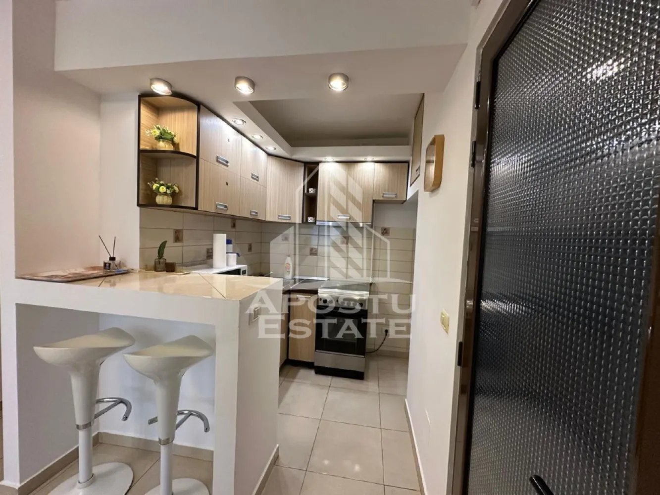 Apartament cu 2 camere - APOSTU ESTATE va propune spre inchiriere un apartament cochet cu 2 camere decomandat ,58mp utili ideal pentru cei care cauta confort si functionalitate intr-un spatiu bine organizat. Locuinta este compusa dintr-un dormitor primitor, un living luminos cu bucatarie open space si o baie moderna cu dus. Bucataria este complet utilata cu aragaz, hota, frigider si cuptor cu microunde, fiind perfecta pentru gatit si momente relaxante.

Apartamentul dispune de centrala proprie si incalzire prin calorifere, asigurand confort termic pe tot parcursul anului. In plus, este dotat cu dressing, mașina de spalat rufe, TV, senzor de incendii si interfon. Situat la etajul 4 din 5, intr-un imobil cu lift, ofera liniste si o atmosfera placuta.

Aparatamentul este situat intr-o zona foarte placuta si linistita, cu supermarket, facultate la doar cateva minute de mers pe jos.
Perioada minima de inchiriere: 1 an.

Cheltuieli de intretinere reduse:
– curent aproximativ 120 lei
– intretinere aproximativ 250 lei
Apartamentul este disponibil imediat, ideal pentru un cuplu, studenti sau o persoana singura.
Pentru mai multe detalii sau pentru programarea unei vizionari, echipa Apostu Estate va sta cu profesionalism si promptitudine la dispozitie dumneavoastra.
CP2896220