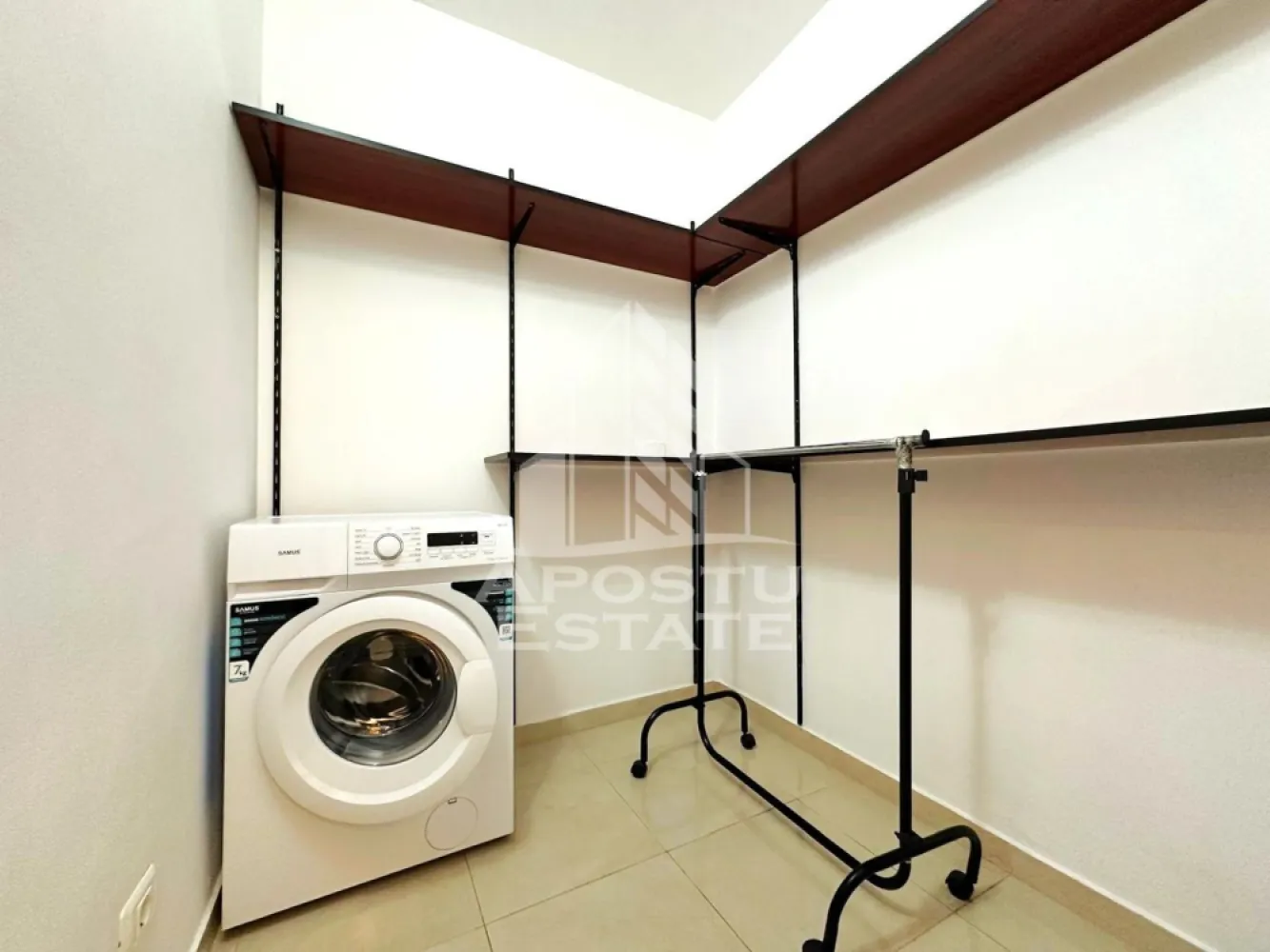 Apartament cu 2 camere - APOSTU ESTATE va propune spre inchiriere un apartament cochet cu 2 camere decomandat ,58mp utili ideal pentru cei care cauta confort si functionalitate intr-un spatiu bine organizat. Locuinta este compusa dintr-un dormitor primitor, un living luminos cu bucatarie open space si o baie moderna cu dus. Bucataria este complet utilata cu aragaz, hota, frigider si cuptor cu microunde, fiind perfecta pentru gatit si momente relaxante.

Apartamentul dispune de centrala proprie si incalzire prin calorifere, asigurand confort termic pe tot parcursul anului. In plus, este dotat cu dressing, mașina de spalat rufe, TV, senzor de incendii si interfon. Situat la etajul 4 din 5, intr-un imobil cu lift, ofera liniste si o atmosfera placuta.

Aparatamentul este situat intr-o zona foarte placuta si linistita, cu supermarket, facultate la doar cateva minute de mers pe jos.
Perioada minima de inchiriere: 1 an.

Cheltuieli de intretinere reduse:
– curent aproximativ 120 lei
– intretinere aproximativ 250 lei
Apartamentul este disponibil imediat, ideal pentru un cuplu, studenti sau o persoana singura.
Pentru mai multe detalii sau pentru programarea unei vizionari, echipa Apostu Estate va sta cu profesionalism si promptitudine la dispozitie dumneavoastra.
CP2896220