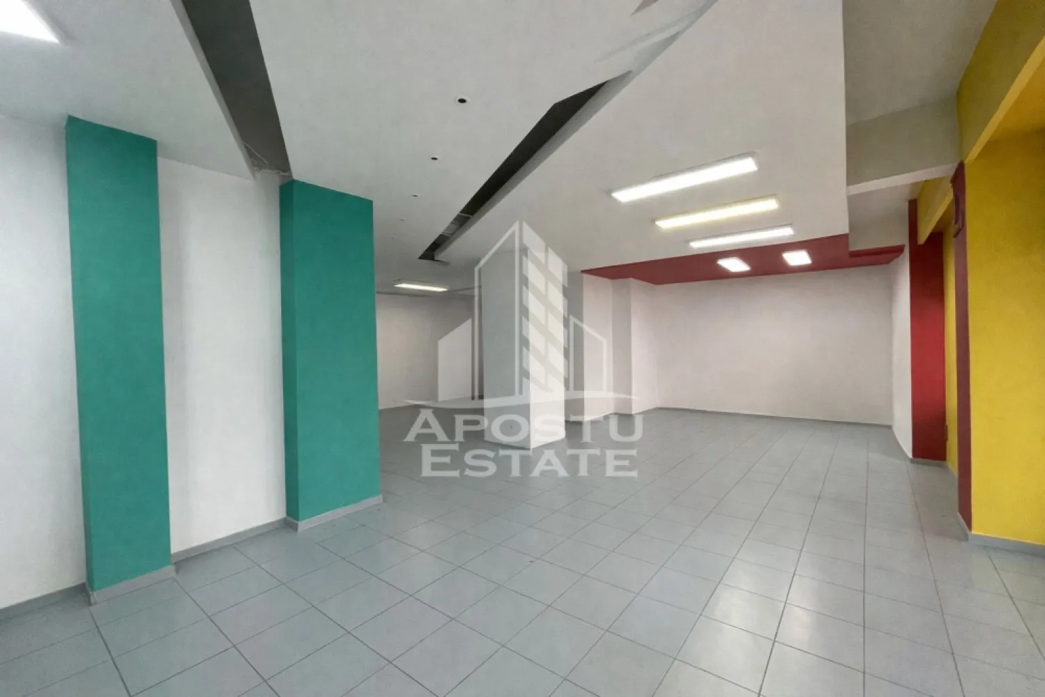 Spatiu comercial stradal, 180 mp, Zona Modern - APOSTU ESTATE va propune spre inchiriere spatiu comercial stradal, de 180 mp, in Zona Modern

Spatiul este necompartimentat dar cu posibilitate de compartimentare.
Confortul termic este asigurat de centrala proprie si climatizare.
Spatiul dispune de doua puncte de acces, unul din strada si unul pentru aprovizionare, care dispune si de rampa.
Disponibilitate de la data de 01.05.2026

Pentru mai multe detalii sau pentru stabilirea unei vizionari nu ezitati sa ne contactati.
CP2896036