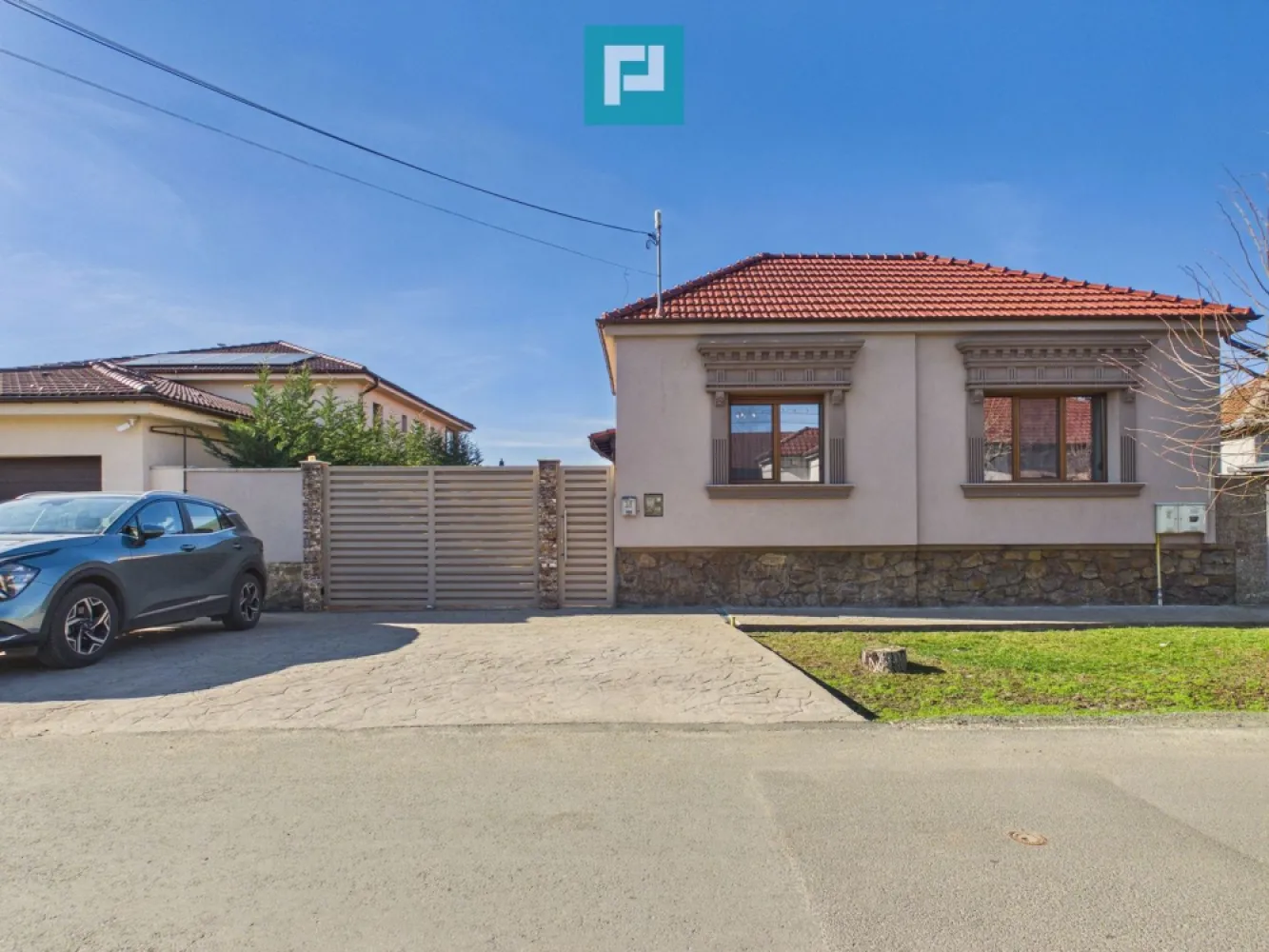 Casa cu 4 camere in Aradul Nou - Casa individuală – Aradul Nou, finisată modern, teren generos 1.478 mp – disponibilă imediat!

Într-o zonă liniștită , vă prezentăm o proprietate care te face să te simți „acasă” încă de la prima vizionare. O casă cu poveste, solid construită, dar adaptată perfect stilului de viață modern – locul ideal unde diminețile încep cu liniște, iar serile se încheie pe terasă, alături de cei dragi.

Detalii proprietate

Tip: Casă / Vilă individuală
An construcție: 1970
Construcție: Cărămidă
Suprafață utilă: 140 mp
Suprafață construită desfășurată: 240 mp
Teren: 1.478 mp
Terasă: 30 mp
Mansardă: Da
Disponibilitate: Imediată

Casa păstrează robustețea construcțiilor din cărămidă, dar a fost atent renovată și adusă la standarde actuale de confort.

 Interior – modern, luminos, primitor

Renovată și finisată modern în 2022, locuința se prezintă în stare excelentă. Fiecare spațiu a fost gândit pentru confort și funcționalitate.

* Finisaje moderne
* Aer condiționat
* Centrală proprie
* Încălzire prin calorifere + încălzire în pardoseală

Compartimentarea este practică și luminoasă, oferind un ambient cald și echilibrat. Mansarda adaugă un plus de versatilitate – poate deveni un dormitor suplimentar, un birou retras pentru work-from-home sau un spațiu intim de relaxare.

Este genul de casă în care fiecare cameră are propria atmosferă, iar lumina naturală completează perfect designul interior.

 Exterior – propriul tău colț de liniște

Curtea generoasă de 1.478 mp este un adevărat refugiu verde.

* Curte frumos amenajată
* Livadă proprie – ideală pentru cei care apreciază natura și roadele proprii
* Zonă special amenajată pentru BBQ
* Terasă spațioasă (30 mp) – locul perfect pentru mese în aer liber
* Mult spațiu verde pentru relaxare, joacă sau grădinărit

Aici îți poți imagina weekenduri petrecute cu familia, seri de vară alături de prieteni sau momente liniștite cu o cafea în mână, în mijlocul naturii.

 Utilități și facilități

* Apă
* Canalizare
* Curent
* Gaz
* CATV

Străzi asfaltate și iluminat stradal – confort și siguranță zi de zi.

O proprietate completă, care îmbină farmecul unei case solide din cărămidă cu confortul finisajelor moderne și avantajul unui teren generos.*

Ideală pentru o familie care își dorește liniște, spațiu și intimitate, dar și acces rapid către oraș.

Pentru mai multe detalii sau programarea unei vizionări, nu ezitați să ne contactați!

Dumitrita Jacot - Consultant imobiliar PropertyLAB
Telefon: 0790 474 979
E-mail: Dumitrita.jacot@propertylab.ro

Tudor Trașcă - Consultant imobiliar PropertyLAB
Telefon: 0730 650 235
E-mail: tudor.trasca@propertylab.ro

Cod proprietate 2895744