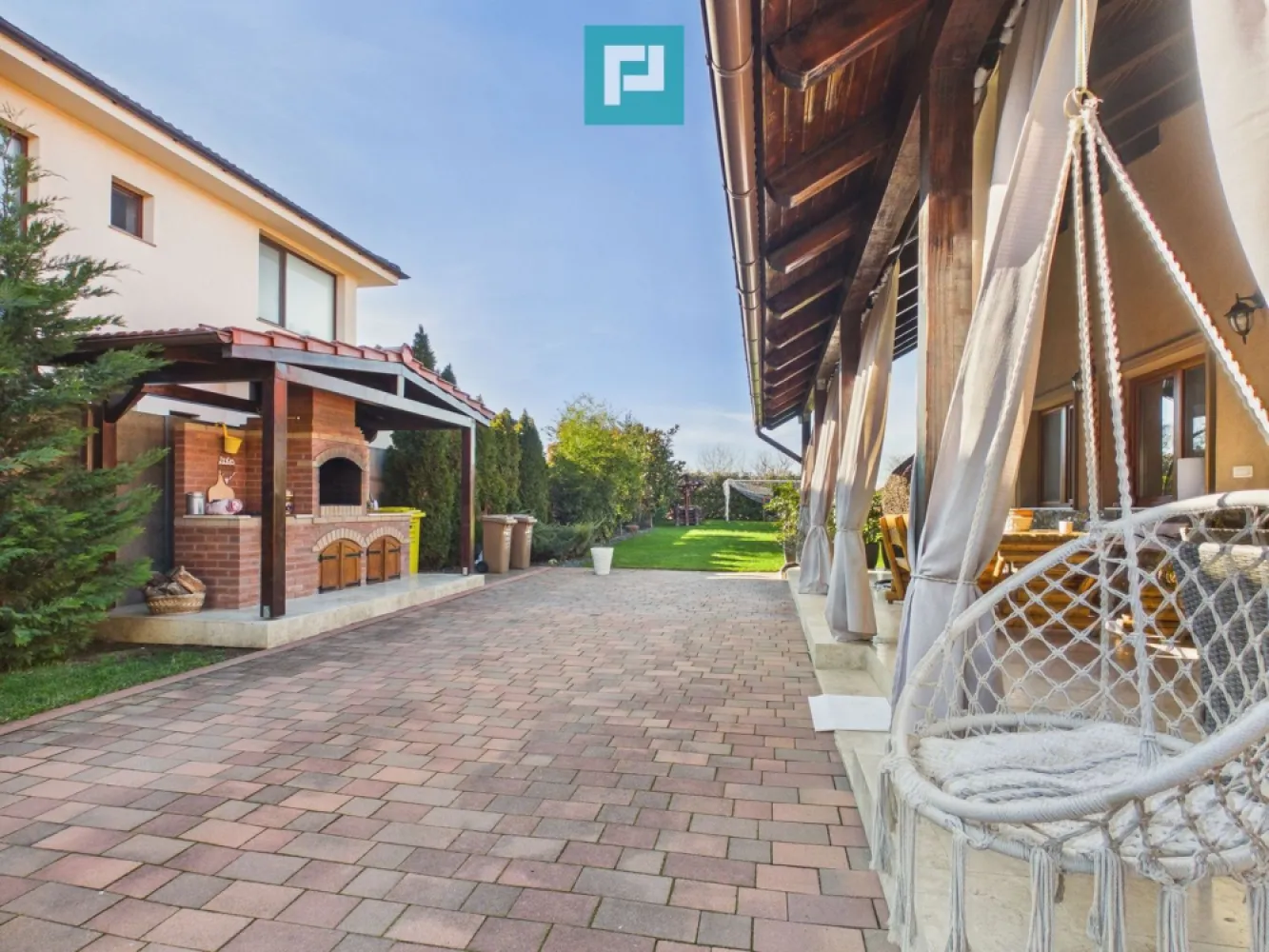 Casa cu 4 camere in Aradul Nou - Casa individuală – Aradul Nou, finisată modern, teren generos 1.478 mp – disponibilă imediat!

Într-o zonă liniștită , vă prezentăm o proprietate care te face să te simți „acasă” încă de la prima vizionare. O casă cu poveste, solid construită, dar adaptată perfect stilului de viață modern – locul ideal unde diminețile încep cu liniște, iar serile se încheie pe terasă, alături de cei dragi.

Detalii proprietate

Tip: Casă / Vilă individuală
An construcție: 1970
Construcție: Cărămidă
Suprafață utilă: 140 mp
Suprafață construită desfășurată: 240 mp
Teren: 1.478 mp
Terasă: 30 mp
Mansardă: Da
Disponibilitate: Imediată

Casa păstrează robustețea construcțiilor din cărămidă, dar a fost atent renovată și adusă la standarde actuale de confort.

 Interior – modern, luminos, primitor

Renovată și finisată modern în 2022, locuința se prezintă în stare excelentă. Fiecare spațiu a fost gândit pentru confort și funcționalitate.

* Finisaje moderne
* Aer condiționat
* Centrală proprie
* Încălzire prin calorifere + încălzire în pardoseală

Compartimentarea este practică și luminoasă, oferind un ambient cald și echilibrat. Mansarda adaugă un plus de versatilitate – poate deveni un dormitor suplimentar, un birou retras pentru work-from-home sau un spațiu intim de relaxare.

Este genul de casă în care fiecare cameră are propria atmosferă, iar lumina naturală completează perfect designul interior.

 Exterior – propriul tău colț de liniște

Curtea generoasă de 1.478 mp este un adevărat refugiu verde.

* Curte frumos amenajată
* Livadă proprie – ideală pentru cei care apreciază natura și roadele proprii
* Zonă special amenajată pentru BBQ
* Terasă spațioasă (30 mp) – locul perfect pentru mese în aer liber
* Mult spațiu verde pentru relaxare, joacă sau grădinărit

Aici îți poți imagina weekenduri petrecute cu familia, seri de vară alături de prieteni sau momente liniștite cu o cafea în mână, în mijlocul naturii.

 Utilități și facilități

* Apă
* Canalizare
* Curent
* Gaz
* CATV

Străzi asfaltate și iluminat stradal – confort și siguranță zi de zi.

O proprietate completă, care îmbină farmecul unei case solide din cărămidă cu confortul finisajelor moderne și avantajul unui teren generos.*

Ideală pentru o familie care își dorește liniște, spațiu și intimitate, dar și acces rapid către oraș.

Pentru mai multe detalii sau programarea unei vizionări, nu ezitați să ne contactați!

Dumitrita Jacot - Consultant imobiliar PropertyLAB
Telefon: 0790 474 979
E-mail: Dumitrita.jacot@propertylab.ro

Tudor Trașcă - Consultant imobiliar PropertyLAB
Telefon: 0730 650 235
E-mail: tudor.trasca@propertylab.ro

Cod proprietate 2895744