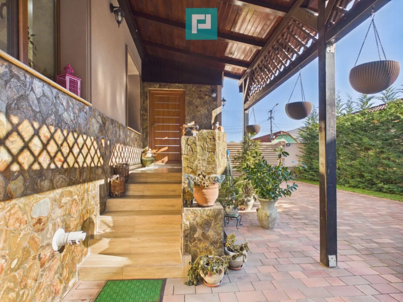Casa cu 4 camere in Aradul Nou - Casa individuală – Aradul Nou, finisată modern, teren generos 1.478 mp – disponibilă imediat!

Într-o zonă liniștită , vă prezentăm o proprietate care te face să te simți „acasă” încă de la prima vizionare. O casă cu poveste, solid construită, dar adaptată perfect stilului de viață modern – locul ideal unde diminețile încep cu liniște, iar serile se încheie pe terasă, alături de cei dragi.

Detalii proprietate

Tip: Casă / Vilă individuală
An construcție: 1970
Construcție: Cărămidă
Suprafață utilă: 140 mp
Suprafață construită desfășurată: 240 mp
Teren: 1.478 mp
Terasă: 30 mp
Mansardă: Da
Disponibilitate: Imediată

Casa păstrează robustețea construcțiilor din cărămidă, dar a fost atent renovată și adusă la standarde actuale de confort.

 Interior – modern, luminos, primitor

Renovată și finisată modern în 2022, locuința se prezintă în stare excelentă. Fiecare spațiu a fost gândit pentru confort și funcționalitate.

* Finisaje moderne
* Aer condiționat
* Centrală proprie
* Încălzire prin calorifere + încălzire în pardoseală

Compartimentarea este practică și luminoasă, oferind un ambient cald și echilibrat. Mansarda adaugă un plus de versatilitate – poate deveni un dormitor suplimentar, un birou retras pentru work-from-home sau un spațiu intim de relaxare.

Este genul de casă în care fiecare cameră are propria atmosferă, iar lumina naturală completează perfect designul interior.

 Exterior – propriul tău colț de liniște

Curtea generoasă de 1.478 mp este un adevărat refugiu verde.

* Curte frumos amenajată
* Livadă proprie – ideală pentru cei care apreciază natura și roadele proprii
* Zonă special amenajată pentru BBQ
* Terasă spațioasă (30 mp) – locul perfect pentru mese în aer liber
* Mult spațiu verde pentru relaxare, joacă sau grădinărit

Aici îți poți imagina weekenduri petrecute cu familia, seri de vară alături de prieteni sau momente liniștite cu o cafea în mână, în mijlocul naturii.

 Utilități și facilități

* Apă
* Canalizare
* Curent
* Gaz
* CATV

Străzi asfaltate și iluminat stradal – confort și siguranță zi de zi.

O proprietate completă, care îmbină farmecul unei case solide din cărămidă cu confortul finisajelor moderne și avantajul unui teren generos.*

Ideală pentru o familie care își dorește liniște, spațiu și intimitate, dar și acces rapid către oraș.

Pentru mai multe detalii sau programarea unei vizionări, nu ezitați să ne contactați!

Dumitrita Jacot - Consultant imobiliar PropertyLAB
Telefon: 0790 474 979
E-mail: Dumitrita.jacot@propertylab.ro

Tudor Trașcă - Consultant imobiliar PropertyLAB
Telefon: 0730 650 235
E-mail: tudor.trasca@propertylab.ro

Cod proprietate 2895744