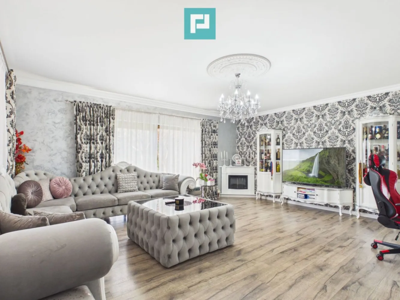 Casa cu 4 camere in Aradul Nou - Casa individuală – Aradul Nou, finisată modern, teren generos 1.478 mp – disponibilă imediat!

Într-o zonă liniștită , vă prezentăm o proprietate care te face să te simți „acasă” încă de la prima vizionare. O casă cu poveste, solid construită, dar adaptată perfect stilului de viață modern – locul ideal unde diminețile încep cu liniște, iar serile se încheie pe terasă, alături de cei dragi.

Detalii proprietate

Tip: Casă / Vilă individuală
An construcție: 1970
Construcție: Cărămidă
Suprafață utilă: 140 mp
Suprafață construită desfășurată: 240 mp
Teren: 1.478 mp
Terasă: 30 mp
Mansardă: Da
Disponibilitate: Imediată

Casa păstrează robustețea construcțiilor din cărămidă, dar a fost atent renovată și adusă la standarde actuale de confort.

 Interior – modern, luminos, primitor

Renovată și finisată modern în 2022, locuința se prezintă în stare excelentă. Fiecare spațiu a fost gândit pentru confort și funcționalitate.

* Finisaje moderne
* Aer condiționat
* Centrală proprie
* Încălzire prin calorifere + încălzire în pardoseală

Compartimentarea este practică și luminoasă, oferind un ambient cald și echilibrat. Mansarda adaugă un plus de versatilitate – poate deveni un dormitor suplimentar, un birou retras pentru work-from-home sau un spațiu intim de relaxare.

Este genul de casă în care fiecare cameră are propria atmosferă, iar lumina naturală completează perfect designul interior.

 Exterior – propriul tău colț de liniște

Curtea generoasă de 1.478 mp este un adevărat refugiu verde.

* Curte frumos amenajată
* Livadă proprie – ideală pentru cei care apreciază natura și roadele proprii
* Zonă special amenajată pentru BBQ
* Terasă spațioasă (30 mp) – locul perfect pentru mese în aer liber
* Mult spațiu verde pentru relaxare, joacă sau grădinărit

Aici îți poți imagina weekenduri petrecute cu familia, seri de vară alături de prieteni sau momente liniștite cu o cafea în mână, în mijlocul naturii.

 Utilități și facilități

* Apă
* Canalizare
* Curent
* Gaz
* CATV

Străzi asfaltate și iluminat stradal – confort și siguranță zi de zi.

O proprietate completă, care îmbină farmecul unei case solide din cărămidă cu confortul finisajelor moderne și avantajul unui teren generos.*

Ideală pentru o familie care își dorește liniște, spațiu și intimitate, dar și acces rapid către oraș.

Pentru mai multe detalii sau programarea unei vizionări, nu ezitați să ne contactați!

Dumitrita Jacot - Consultant imobiliar PropertyLAB
Telefon: 0790 474 979
E-mail: Dumitrita.jacot@propertylab.ro

Tudor Trașcă - Consultant imobiliar PropertyLAB
Telefon: 0730 650 235
E-mail: tudor.trasca@propertylab.ro

Cod proprietate 2895744