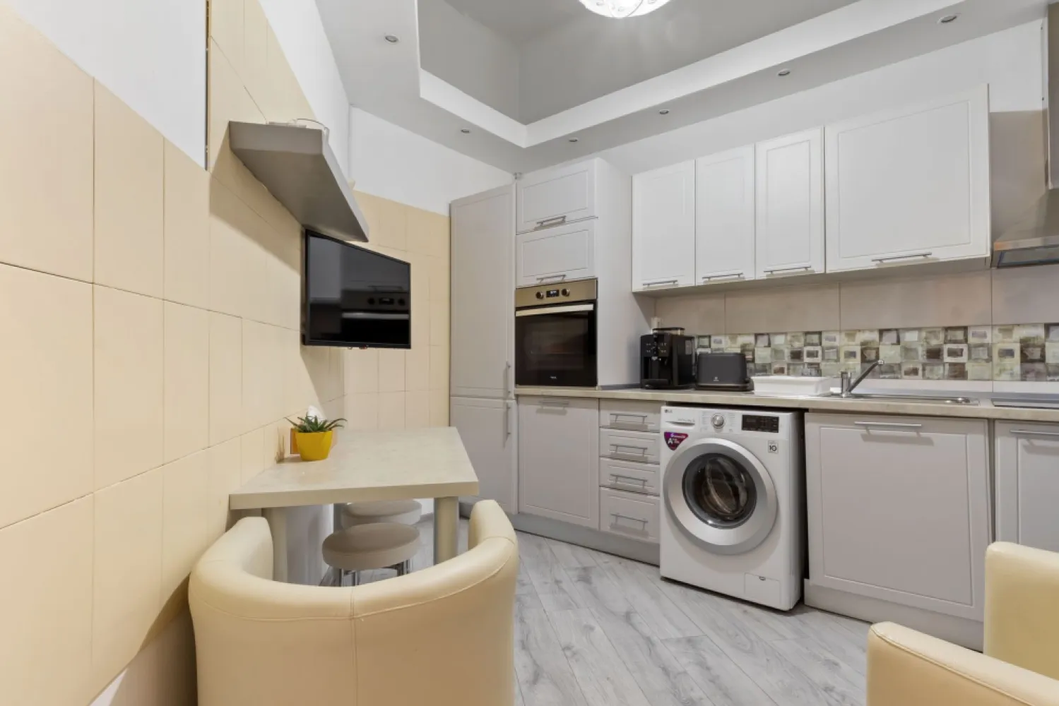 Apartament ultracentral cu 4 camere partial amenajat Comision 0 - Comision 0%
Va propun in exclusivitate un apartament cu 4 camere , situat pe strada Stefan Ciocio Pop intr-o cladire cu o frumusete aparte, recent restaurata , la etajul 2 din 3.

IMPORTANT: Locuinta este compusa din doua apartamente avand coridorul comun, iar incaperile separate ( Vezi schita in poze)
Imobilul dispune de o suprafata utila de aprox 140 mp plus boxa de la subsol. Un apartament este amenajat si celalalt este neamenajat. 

Compartimentarea este dupa cum urmeaza : coridor comun de acces, 2 bucatarii, 2 bai, 3 dormitoare si un living cu potential enorm.
Confortul termic este asigurat prin centrala proprie pe gaz , cu calorifere (apartamentul amenajat) si aparat de aer conditionat.

Instalatia electrica a fost refacuta in anul 2022 , iar cea sanitara in 2018. (in apartamentul amenajat)
Apartamentele se vand si separat pretul fiind de 69.500 euro cel neamenajat si 88.000 euro cel amenajat.

📞 Pentru detalii și programarea unei vizionări:
Blaga Flavius – 0754467525 Consultant imobiliar acreditat APAIR (Asociația Profesională a Agenților Imobiliari din România)

Nu dispui de toată suma? Te ajutăm noi gratuit! Îți obținem oferte de la 16 bănci.
Ai o proprietate de vânzare în Arad și vrei să știi cât valorează cu adevărat?

Birou: ACASĂ | Agenție imobiliară Arad
Adresă: Bulevardul Decebal 2, Arad 310133