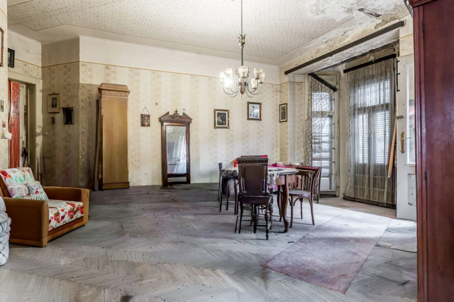 Apartament ultracentral cu 4 camere partial amenajat Comision 0 - Comision 0%
Va propun in exclusivitate un apartament cu 4 camere , situat pe strada Stefan Ciocio Pop intr-o cladire cu o frumusete aparte, recent restaurata , la etajul 2 din 3.

IMPORTANT: Locuinta este compusa din doua apartamente avand coridorul comun, iar incaperile separate ( Vezi schita in poze)
Imobilul dispune de o suprafata utila de aprox 140 mp plus boxa de la subsol. Un apartament este amenajat si celalalt este neamenajat. 

Compartimentarea este dupa cum urmeaza : coridor comun de acces, 2 bucatarii, 2 bai, 3 dormitoare si un living cu potential enorm.
Confortul termic este asigurat prin centrala proprie pe gaz , cu calorifere (apartamentul amenajat) si aparat de aer conditionat.

Instalatia electrica a fost refacuta in anul 2022 , iar cea sanitara in 2018. (in apartamentul amenajat)
Apartamentele se vand si separat pretul fiind de 69.500 euro cel neamenajat si 88.000 euro cel amenajat.

📞 Pentru detalii și programarea unei vizionări:
Blaga Flavius – 0754467525 Consultant imobiliar acreditat APAIR (Asociația Profesională a Agenților Imobiliari din România)

Nu dispui de toată suma? Te ajutăm noi gratuit! Îți obținem oferte de la 16 bănci.
Ai o proprietate de vânzare în Arad și vrei să știi cât valorează cu adevărat?

Birou: ACASĂ | Agenție imobiliară Arad
Adresă: Bulevardul Decebal 2, Arad 310133