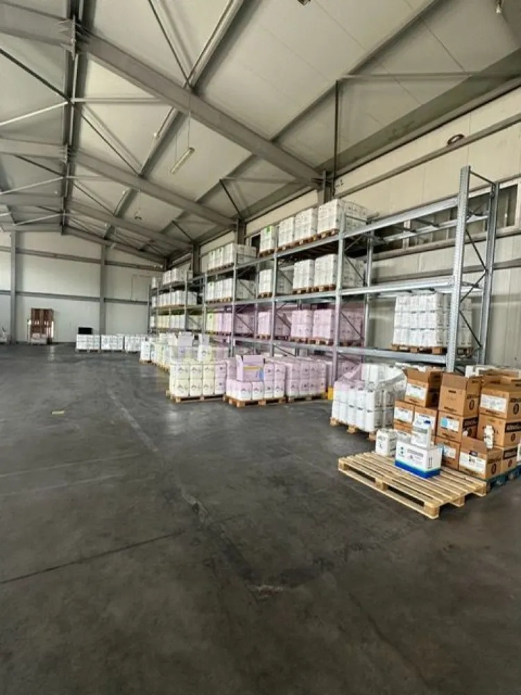 Hale industriale cu parcari multiple Bragadiru Sos Alexandriei stradal - Locația se află în Bragadiru , este o zonă exclusiv industrială prin hotărârea Consiliului Județean Ilfov cu acces direct din DN6 - Șoseaua Alexandriei cat si printr-o alta strada paralela cu strada principala. 
Suprafața terenului proprietate personală se întinde pe aproximativ 10.000 metri pătrați si este compusă din 4 hale si o clădire administrativă ( o vilă ) cu destinația birouri folosită pâna in prezent ! 
1 ) Direct la Soseaua Alexandriei se află o clădire care actualmente este folosită pentru depozitare . 
Clădirea este din zidărie si cadre de beton cu o suprafață de 772 mp parter si 130 mp la etaj cu absolut toate utilitățile și totodată este autorizată ISU in  2025 
2 ) Hala 2 este de-asemenea construită din cărămidă cu o suprafață de 416 mp autorizata ISU 2019 
3) Hala 3 + extensia ei însumează 1040 mp , sunt executate din oțel galvanizat și panouri tip sandwich folosite pentru depozitare cu o înălțime la coama de 6,5 m ( ambele autorizate ISU 2019 )
4) Clădirea 4 este o clădire cu rampa , are 880 mp construita din beton cu spații divizate pretabile la produse mici - medii , produse ușoare + birouri 
5 ) Clădirea administrativă, vila de birouri in suprafață utilă de 185 mp , autorizată ISU de asemenea 
6 ) Platforma parking 1402 mp + dușuri pentru șoferi , sala de mese și odihnă 
Totodată există montate panouri solare pentru reducerea cheltuielilor , generatoare și urmează pompe de caldura astfel încât utilitățile să aibă un cost minimal ! 
Se poate inchiria intreg spatiul sau suprafate mai mici. 
Proprietarul este persoana juridica si se adauga tva-ul la pret. 
Pentru vizionare si alte detalii nu ezitati sa ma contactati pe nr 0733683446- Laura Ionescu.