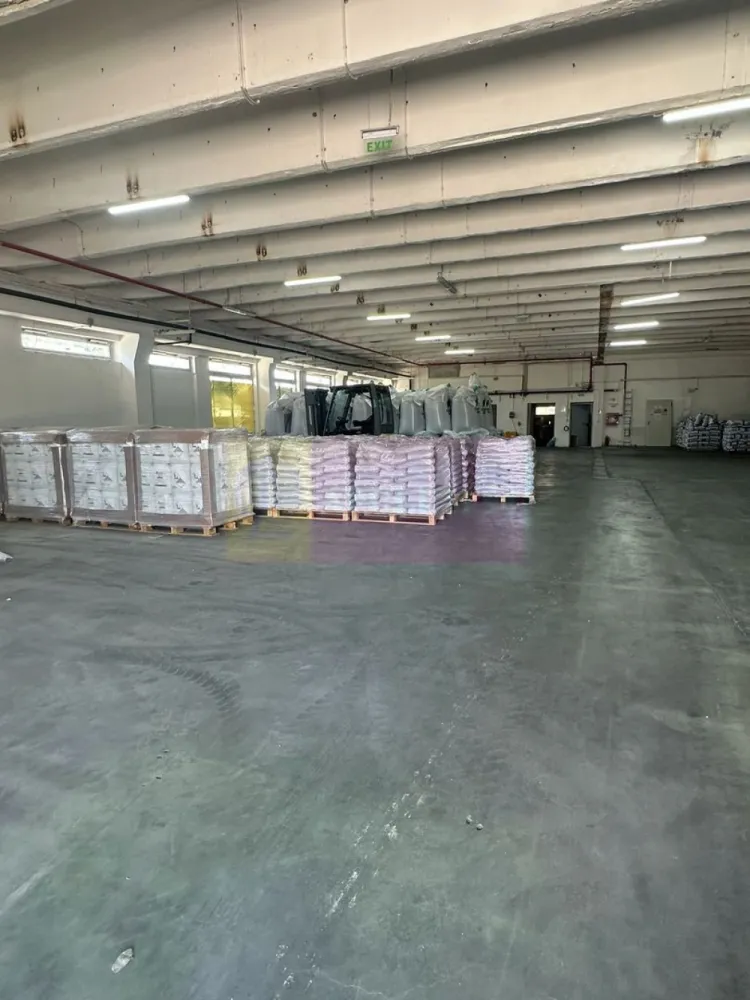 Hale industriale cu parcari multiple Bragadiru Sos Alexandriei stradal - Locația se află în Bragadiru , este o zonă exclusiv industrială prin hotărârea Consiliului Județean Ilfov cu acces direct din DN6 - Șoseaua Alexandriei cat si printr-o alta strada paralela cu strada principala. 
Suprafața terenului proprietate personală se întinde pe aproximativ 10.000 metri pătrați si este compusă din 4 hale si o clădire administrativă ( o vilă ) cu destinația birouri folosită pâna in prezent ! 
1 ) Direct la Soseaua Alexandriei se află o clădire care actualmente este folosită pentru depozitare . 
Clădirea este din zidărie si cadre de beton cu o suprafață de 772 mp parter si 130 mp la etaj cu absolut toate utilitățile și totodată este autorizată ISU in  2025 
2 ) Hala 2 este de-asemenea construită din cărămidă cu o suprafață de 416 mp autorizata ISU 2019 
3) Hala 3 + extensia ei însumează 1040 mp , sunt executate din oțel galvanizat și panouri tip sandwich folosite pentru depozitare cu o înălțime la coama de 6,5 m ( ambele autorizate ISU 2019 )
4) Clădirea 4 este o clădire cu rampa , are 880 mp construita din beton cu spații divizate pretabile la produse mici - medii , produse ușoare + birouri 
5 ) Clădirea administrativă, vila de birouri in suprafață utilă de 185 mp , autorizată ISU de asemenea 
6 ) Platforma parking 1402 mp + dușuri pentru șoferi , sala de mese și odihnă 
Totodată există montate panouri solare pentru reducerea cheltuielilor , generatoare și urmează pompe de caldura astfel încât utilitățile să aibă un cost minimal ! 
Se poate inchiria intreg spatiul sau suprafate mai mici. 
Proprietarul este persoana juridica si se adauga tva-ul la pret. 
Pentru vizionare si alte detalii nu ezitati sa ma contactati pe nr 0733683446- Laura Ionescu.