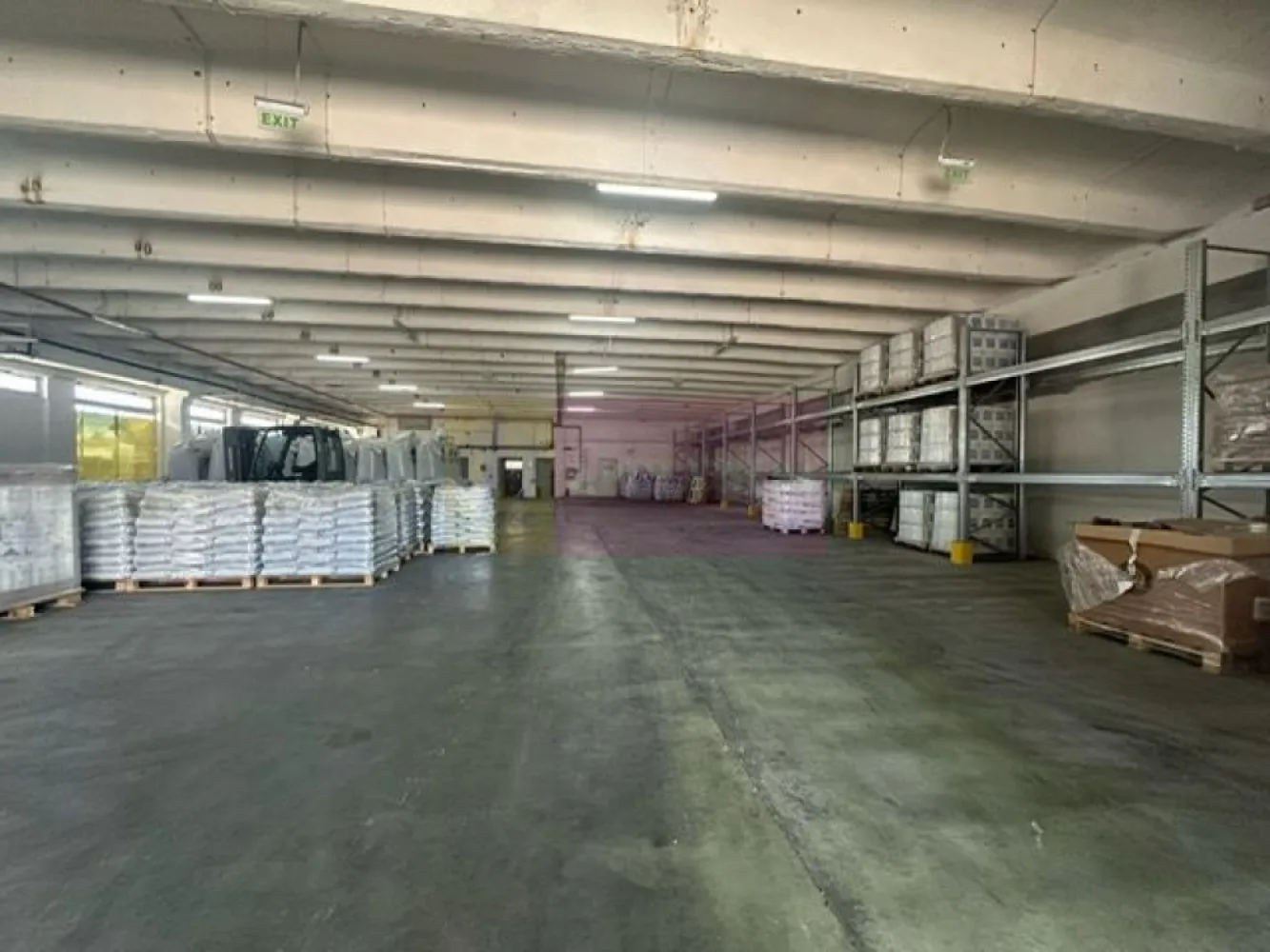 Hale industriale cu parcari multiple Bragadiru Sos Alexandriei stradal - Locația se află în Bragadiru , este o zonă exclusiv industrială prin hotărârea Consiliului Județean Ilfov cu acces direct din DN6 - Șoseaua Alexandriei cat si printr-o alta strada paralela cu strada principala. 
Suprafața terenului proprietate personală se întinde pe aproximativ 10.000 metri pătrați si este compusă din 4 hale si o clădire administrativă ( o vilă ) cu destinația birouri folosită pâna in prezent ! 
1 ) Direct la Soseaua Alexandriei se află o clădire care actualmente este folosită pentru depozitare . 
Clădirea este din zidărie si cadre de beton cu o suprafață de 772 mp parter si 130 mp la etaj cu absolut toate utilitățile și totodată este autorizată ISU in  2025 
2 ) Hala 2 este de-asemenea construită din cărămidă cu o suprafață de 416 mp autorizata ISU 2019 
3) Hala 3 + extensia ei însumează 1040 mp , sunt executate din oțel galvanizat și panouri tip sandwich folosite pentru depozitare cu o înălțime la coama de 6,5 m ( ambele autorizate ISU 2019 )
4) Clădirea 4 este o clădire cu rampa , are 880 mp construita din beton cu spații divizate pretabile la produse mici - medii , produse ușoare + birouri 
5 ) Clădirea administrativă, vila de birouri in suprafață utilă de 185 mp , autorizată ISU de asemenea 
6 ) Platforma parking 1402 mp + dușuri pentru șoferi , sala de mese și odihnă 
Totodată există montate panouri solare pentru reducerea cheltuielilor , generatoare și urmează pompe de caldura astfel încât utilitățile să aibă un cost minimal ! 
Se poate inchiria intreg spatiul sau suprafate mai mici. 
Proprietarul este persoana juridica si se adauga tva-ul la pret. 
Pentru vizionare si alte detalii nu ezitati sa ma contactati pe nr 0733683446- Laura Ionescu.