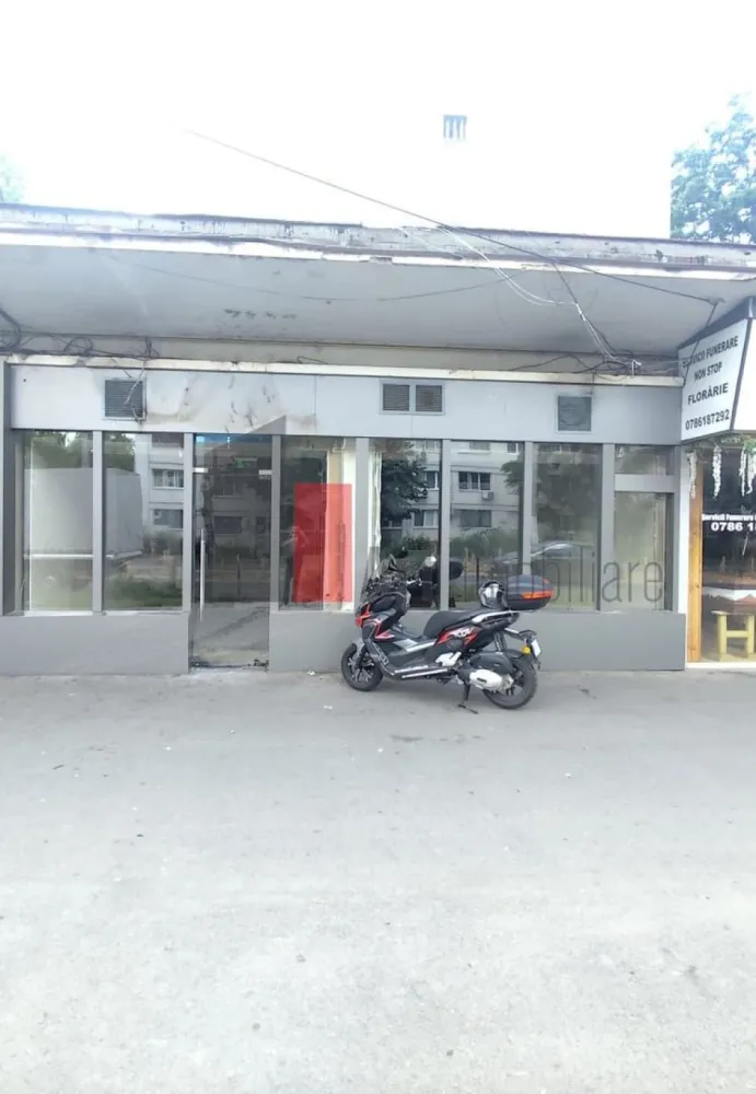 Spatiu comercial de inchiriat in zona Giulesti - Spațiu Comercial De Închiriat – Bulevardul Giulești – Vitrină Stradală 10 Ml – Ideal Retail, Showroom, Horeca Sau Servicii

Se Oferă Spre Închiriere Spațiu Comercial Amplasat Excelent Pe Bulevardul Giulești, Într-O Zonă Cu Trafic Pietonal Intens Și Vizibilitate Foarte Bună, Poziționat La Intrarea În Giulești, În Cadrul Unui Complex Comercial Cunoscut Încă Din Perioada Anilor ’80 Ca Punct Agroalimentar Și Zonă Comercială De Referință.

Spațiul Beneficiază De Deschidere Directă Către Bulevard Și Vitrină Generoasă De Aproximativ 10 Metri Liniari, Oferind Expunere Excelentă Pentru Orice Tip De Activitate Comercială.

Compartimentarea Este Practică Și Eficientă:

Cameră Principală Mare, Tip Open-Space
Încăperi Suplimentare Pentru Birou, Depozitare Sau Activități Auxiliare
Hol
Grup Sanitar Propriu

Spațiul Dispune De:

Curent Trifazic
Utilități Complete
Acces Facil Pentru Aprovizionare
Posibilitate Desfășurare Activitate Horeca

Datorită Poziționării Stradale, Trotuarului Larg Și Fluxului Constant De Persoane, Proprietatea Este Ideală Pentru:

Magazin Alimentar Sau Specializat
Showroom
Farmacie
Cafenea / Bistro / Fast-Food
Salon
Agenție
Servicii Comerciale
Activități Horeca Sau Retail

În Zonă Există Locuri De Parcare, Iar Accesul Este Facil Atât Pietonal, Cât Și Auto.

Spațiul Oferă Toate Condițiile Necesare Desfășurării Unei Activități Comerciale Într-O Zonă Consacrată, Cu Vad Format Și Expunere Excelentă.

Se percepe o chirie + o garantie

Pentru Detalii Suplimentare Și Programarea Unei Vizionări, Vă Stăm La Dispoziție.