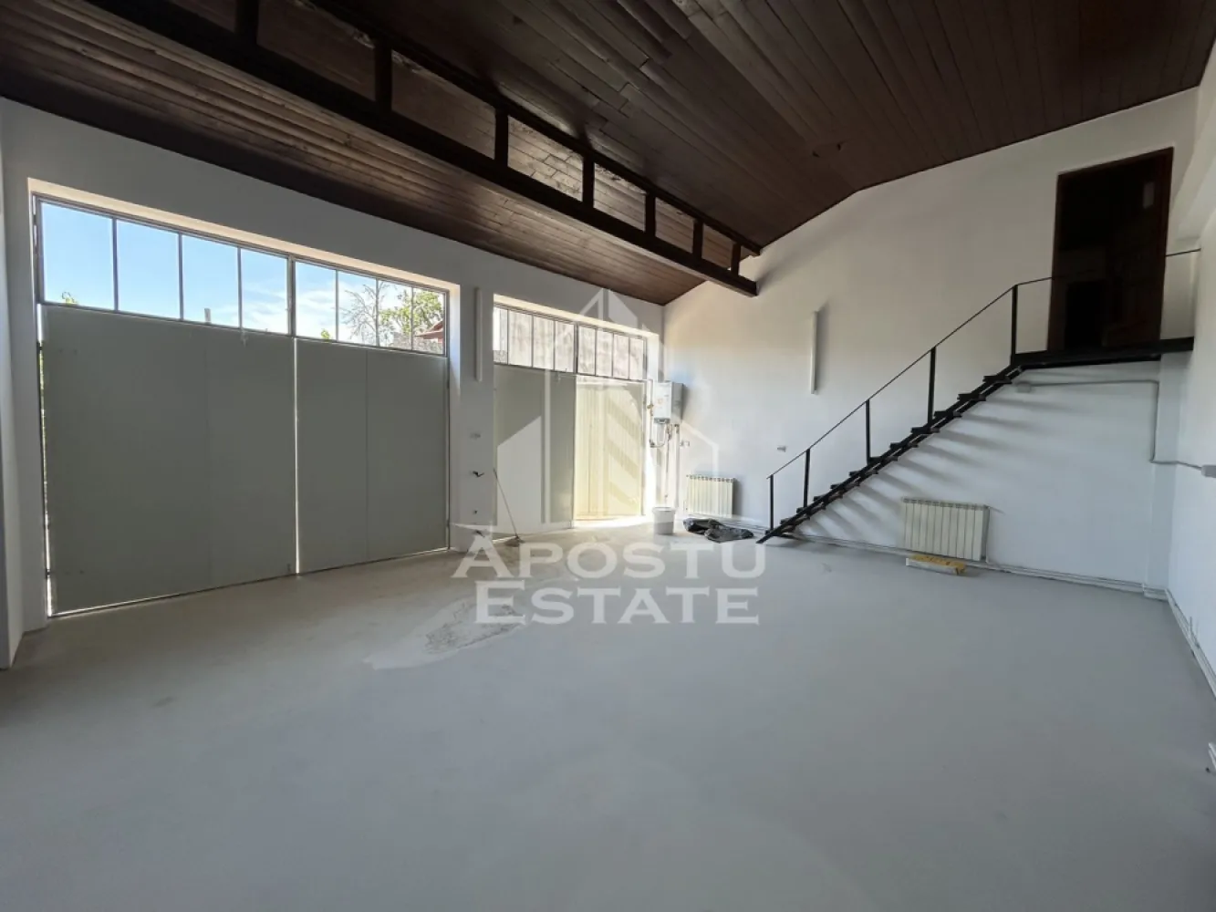 Spatiu pentru birouri si depozit 85 mp+ curte betonata, Lipovei - Agentia imobiliara Apostu Estate va propune spre inchiriere spatiu pentru birouri sau alte activitati cu depozitare si curte betonata, in zona Lipovei, foarte aproape de Iulius Town.

Spatiul de birouri se desfasoara 48 mp utili, si este compartimentat in 2 incaperi cu acces separat din curte, grup sanitar si spatiu chicineta.
Depozitul se desfasoara pe 85 mp, este compartimentat in doua incaperi mari cu 3 puncte de acces auto.
Spatiul a fost recent, si dispune de incalzire prin centrala termica pe gaz si calorifere.
La etajul cladirii mai este un spatiu pentru depozitare de aproximativ 53 mp.
Proprietatea are curte privata betonata, cu acces auto, de aproximativ 250 mp.

Pentru mai multe detalii sau pentru stabilirea unei vizionari nu ezitati sa ne contactati!
CP3186183