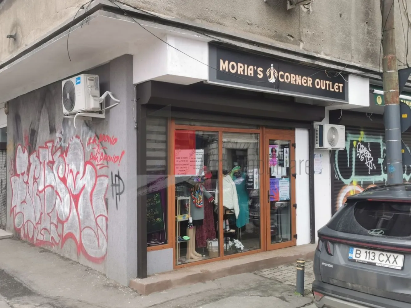 %0 Comision Spatiu comercial de inchiriat in zona Kogalniceanu/Cismigiu - Spațiu Comercial Ultracentral, 60 Mp Utili, Pretabil Pentru Multiple Activități

Vă Propunem Spre Închiriere Un Spațiu Comercial Situat Într-O Zonă Ultracentrală, La Intersecția Unor Artere Intens Circulate, Beneficiind De Trafic Pietonal Intens Și De O Vizibilitate Foarte Bună, Caracteristici Care Îl Recomandă Pentru O Gamă Variată De Activități Comerciale Și De Servicii.

Spațiul Dispune De O Suprafață Utilă Totală De Aproximativ 60 Mp, Compartimentată Pe Două Niveluri:

30 Mp Utili La Parter;
30 Mp Utili La Demisol.

Parterul Beneficiază De O Vitrină Stradală Cu O Deschidere De Aproximativ 4 Metri Liniari, Oferind Expunere Directă Către Zona De Trafic Și Vizibilitate Excelentă Pentru Orice Activitate Comercială.

Proprietatea A Fost Recent Renovată, Beneficiind De Finisaje Moderne Și De Un Spațiu Funcțional, Pregătit Pentru Amenajarea În Funcție De Specificul Activității Viitorului Chiriaș. Demisolul A Fost Utilizat Într-O Măsură Redusă Și Necesită Doar O Igienizare.

Dotări Și Avantaje:

Curent Electric;
Apă Curentă;
Canalizare;
Vitrină Stradală De Aproximativ 4 Ml;
Spațiu Recent Renovat;
Compartimentare Eficientă Pe Două Niveluri;
Poziționare La Intersecție;
Trafic Pietonal Intens;
Vizibilitate Foarte Bună;
Acces Facil Pentru Aprovizionare Și Activitatea Curentă;
Documente De Spațiu Comercial.

Datorită Configurației Și Poziționării Sale, Spațiul Este Pretabil Pentru Diverse Activități Comerciale Sau De Servicii, Precum:

Laborator De Patiserie Sau Cofetărie;
Cafenea;
Takeaway;
Magazin De Specialitate;
Showroom;
Birou Cu Activitate Comercială;
Salon De Înfrumusețare;
Cabinet De Servicii;
Atelier Sau Alte Activități Comerciale.

Poziționarea Ultracentrală, Amplasarea La Intersecție, Traficul Pietonal Intens Și Flexibilitatea Spațiului Reprezintă Avantaje Importante Pentru Antreprenorii Care Își Doresc O Locație Cu Vizibilitate Ridicată Și Potențial Comercial Real.