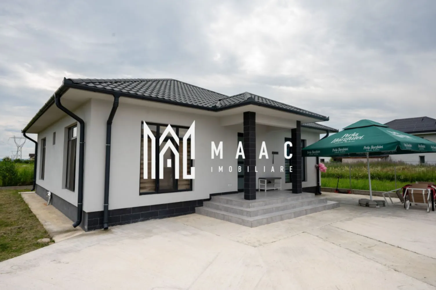 Casa 3 camere| 700 mp teren| Budesti, Valcea - Casă Nouă 2024 de Vânzare – Budești, la doar 7 km de Râmnicu Vâlcea | Complet Mobilată și Utilată

MAAC Imobiliare vă propune spre vânzare o casă nouă, finalizată în anul 2024, situată în comuna Budești, într-o zonă liniștită și apreciată, la doar 7 km de Râmnicu Vâlcea (aproximativ 12 minute cu mașina). Proprietatea beneficiază de o amplasare excelentă, în apropierea Primăriei, farmaciei, magazinului Anabella, dispensarului și a altor puncte de interes.

Locuința este construită din materiale de înaltă calitate și se vinde complet mobilată și utilată, exact ca în fotografii, fiind pregătită pentru mutare imediată.

 Caracteristici:

• Suprafață utilă: 100 mp
• Suprafață teren: 700 mp
• Amprentă la sol: 100 mp

Compartimentare:
3 dormitoare spațioase
 Bucătărie generoasă, complet mobilată și utilată
 Baie modernă
 Hol amplu
 Dressing
 Pod mare, izolat cu spumă poliuretanică cu celulă închisă, pentru o eficiență termică excelentă

 Detalii constructive:

• Construcție finalizată în 2024
• Izolație exterioară cu polistiren de calitate
• Materiale premium și finisaje moderne
• Curte generoasă, betonată, ideală pentru amenajarea unei zone de relaxare sau pentru parcarea mai multor autoturisme

 Utilități:

Centrală termică pe gaz
Curent electric
Apă
 Fosă septică nouă
 Instalații electrice și sanitare complet noi

 Avantaje:

• Zonă liniștită și sigură
• Vecini tineri și prietenoși
• Acces facil către principalele puncte de interes ale comunei
• Ideală pentru o familie care își dorește confortul unei locuințe noi, fără investiții suplimentare

 Bonus:
Casa se vinde complet mobilată și utilată, exact ca în poze.

 Pentru informații suplimentare și programarea unei vizionări, contactați echipa MAAC Imobiliare. CP3184376