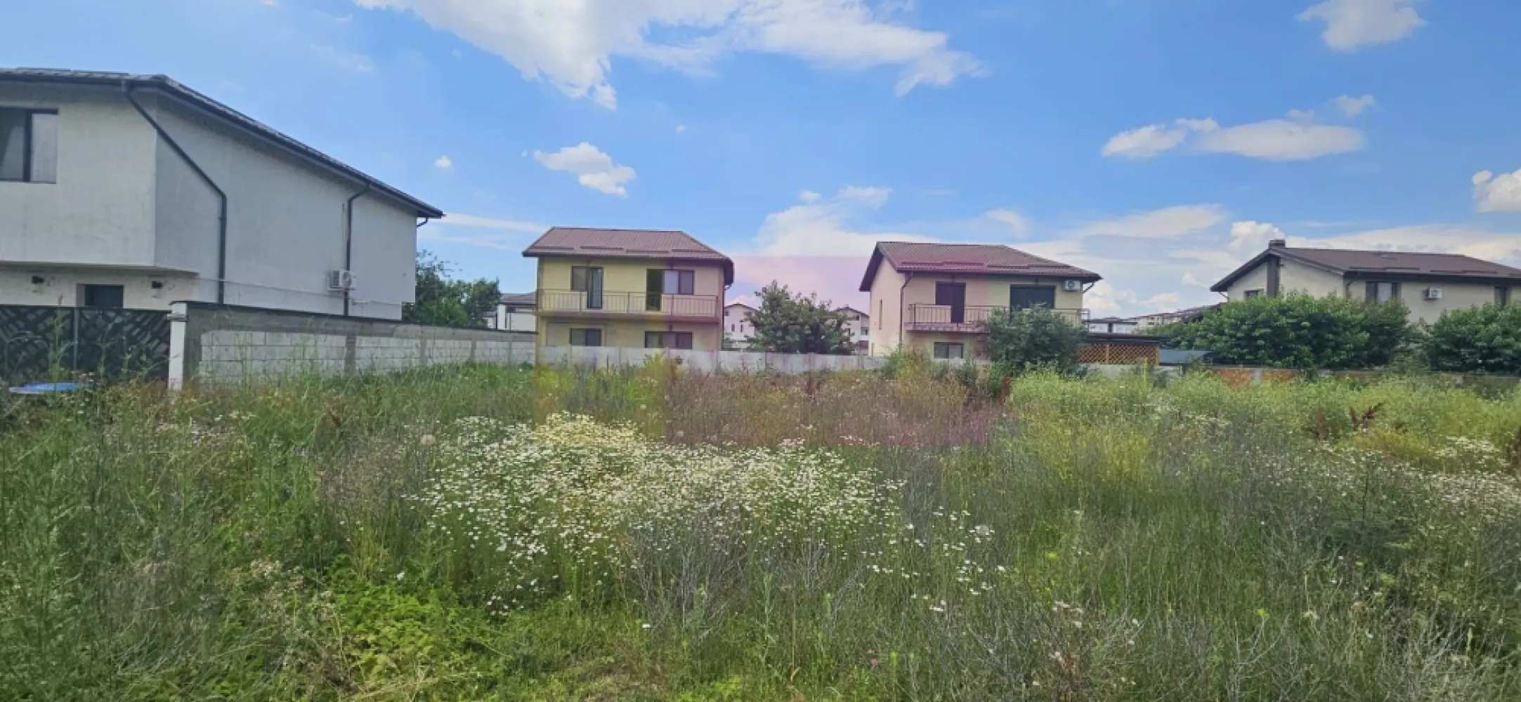 Teren Bragadiru- strada Toamnei. - Compania imobiliara Apulum 94 va propune un teren situat in Bragadiru, strada Toamnei, in apropiere de Prelungirea Ghencea. 
Terenul este situat pe un drum de servitute din strada Toamnei, are o suprafata totala de 355 mp din care 88 mp este cota din drum si raman curati 267 mp. 
Terenul sre forma patrata, avand o deschidere de 16 ml la drum.
Langa teren este curentul si gazul, iar apa si canalul sunt la straa, aproximativ 70 metri.
Zona este in continua dezvoltare, pretabila pentru constructie casa.
Pentru vizionare si mai multe detalii nu ezitati sa ma contactati pe nr 0733683446- Laura Ionescu.