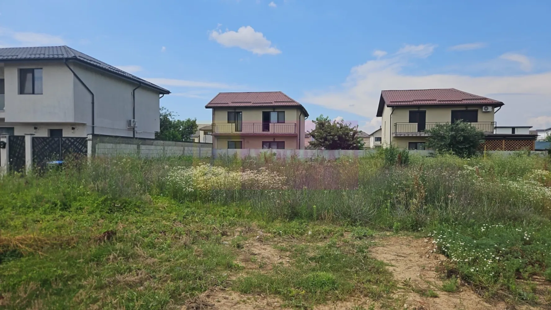 Teren Bragadiru- strada Toamnei. - Compania imobiliara Apulum 94 va propune un teren situat in Bragadiru, strada Toamnei, in apropiere de Prelungirea Ghencea. 
Terenul este situat pe un drum de servitute din strada Toamnei, are o suprafata totala de 355 mp din care 88 mp este cota din drum si raman curati 267 mp. 
Terenul sre forma patrata, avand o deschidere de 16 ml la drum.
Langa teren este curentul si gazul, iar apa si canalul sunt la straa, aproximativ 70 metri.
Zona este in continua dezvoltare, pretabila pentru constructie casa.
Pentru vizionare si mai multe detalii nu ezitati sa ma contactati pe nr 0733683446- Laura Ionescu.