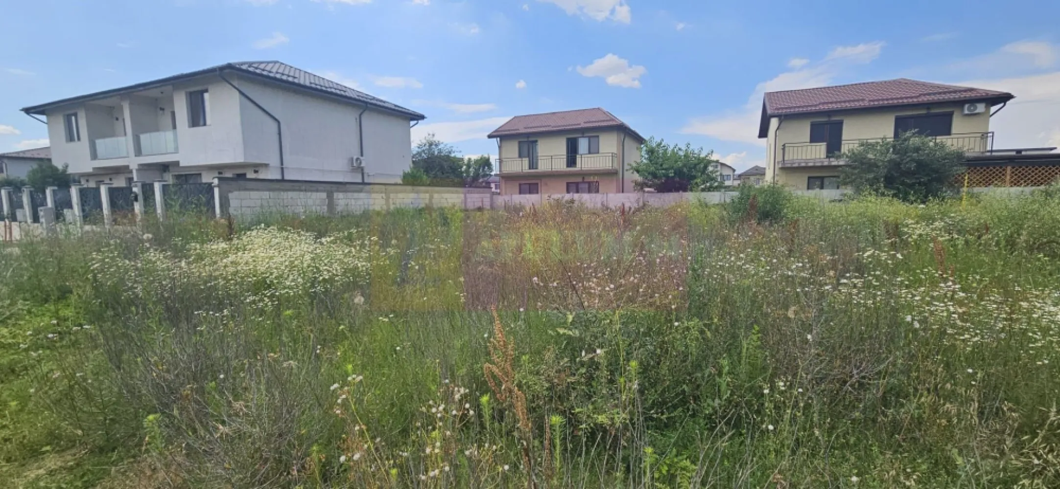 Teren Bragadiru- strada Toamnei. - Compania imobiliara Apulum 94 va propune un teren situat in Bragadiru, strada Toamnei, in apropiere de Prelungirea Ghencea. 
Terenul este situat pe un drum de servitute din strada Toamnei, are o suprafata totala de 355 mp din care 88 mp este cota din drum si raman curati 267 mp. 
Terenul are forma patrata, avand o deschidere de 16 ml la drum.
Langa teren este curentul si gazul, iar apa si canalul sunt la straa, aproximativ 70 metri.
Zona este in continua dezvoltare, pretabila pentru constructie casa.
Pentru vizionare si mai multe detalii nu ezitati sa ma contactati pe nr 0733683446- Laura Ionescu.
