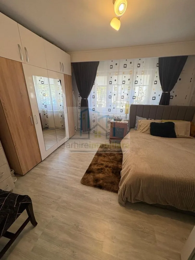 Apartament 3 camere decomandat, – Pantelimon, Ilfov | Parcare + boxă - Agentia ArhireImobiliare va ofera spre vanzare un apartament spațios de 3 camere, decomandat, situat în Pantelimon-Ilfov, la parterul unui imobil cu regim de înălțime P+2, construit în anul 1987.

Locuința are o suprafață utilă de 75.45 mp, la care se adaugă două balcoane generoase (4.00 mp și 4.83 mp), rezultând o suprafață totală de aproximativ 94.9 mp, plus boxă la subsol.

Apartamentul a fost renovat complet în anul 2024, beneficiind de instalații electrice și sanitare noi, finisaje moderne (gresie, faianță, parchet), uși interioare schimbate și un design contemporan, fiind pregătit pentru mutare imediată. Apartamentul beneficiaza de centrala termica.

Compartimentare:

Living spațios (se predă nemobilat)
2 dormitoare (cu dressinguri incluse)
Bucătărie mobilată și utilată (aragaz, frigider, cuptor, hotă, cuptor cu microunde)
Baie complet mobilată și utilată
Hol generos cu spații de depozitare
2 balcoane
Boxă la subsol

Dotări și avantaje:

Loc de parcare alocat de primărie
Bloc și scară bine întreținute
Clasă energetică B
Corpuri de iluminat incluse
Zonă liniștită, cu acces facil

Localizare excelentă:

3–5 minute: grădiniță, școală, piață, supermarket, parc
3–4 minute: mijloace de transport în comun
15–18 minute de mers : metrou Pantelimon 
2 minute: primărie

Apartamentul este ideal pentru o familie sau pentru cei care își doresc o locuință spațioasă, complet renovată, într-o zonă accesibilă și în dezvoltare.

Preț: 111.000 € Usor Negociabil.

Se accepta Credit Ipotecar 

Pentru mai multe detalii și programarea unei vizionări, vă stăm la dispoziție.