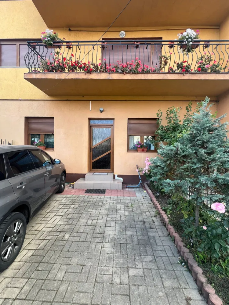Apartament spațios la vilă, zona Parcul Sub Arini – Parter – Curte proprie - Îți propunem spre vânzare un apartament deosebit, situat la parterul unei vile elegante, într-una dintre cele mai căutate zone din Sibiu – Parcul Sub Arini.  Suprafață și compartimentare:4 dormitoare generoase, luminoase și bine proportionateliving confortabil (~13 mp)bucătărie modernă, mobilată și utilată (12,35 mp) cu acces direct pe terasa din spatebaie spațioasă cu geam pentru aerisire (7,2 mp)dressing practic (4 mp)hol larg și primitor (~12 mp)spațiu de depozitare (5,2 mp), cu posibilitate de amenajare a unei a doua băi Curte proprie:în față: loc de parcare pe curte pavataîn spate: curte privatătotal curte proprie de 67 mp, ideală pentru relaxare Dotări și finisaje:centrală termică proprie, spațiu tehnic separatecalorifere, parchet, gresie și faianțătâmplărie PVC cu geam termopan și rulouri exterioarecasă izolată termic pentru confort sporit Localizare premium: zona Parcului Sub Arini, una dintre cele mai liniștite și verzi zone din Sibiu, cu acces rapid către centru, școli, grădinițe, zone comerciale și spații de recreere.  Apartamentul este ideal pentru o familie care își dorește confort, intimitate și un stil de viață aproape de natură, dar și de centrul orașului. }}