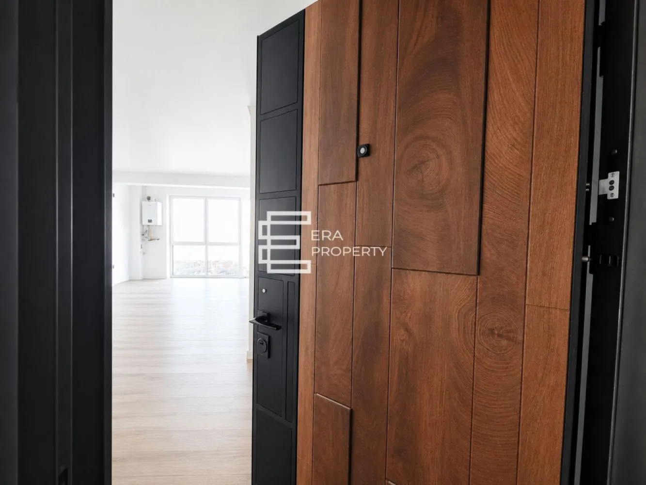 Apartament premium 3 cam, boxa, garaj-intabulat- Sibiu zona Alba Iulia - Apartament premium 3 cam, boxa, garaj-intabulat- Sibiu zona Alba Iulia

Descoperă un apartament modern, complet finisat, situat într-un ansamblu rezidențial de ultimă generație, la doar câteva minute de centrul orașului Sibiu.

Locuința este predată la cheie, fiind necesară doar mobilarea după propriul gust. Compartimentarea este excelentă și cuprinde un living spațios cu bucătărie open-space și acces către balconul generos, două dormitoare și două băi.

-Suprafață utilă de 74.7 mp, la care se adaugă un balcon de 11 mp, situat la parter.
- Compartimentare eficienta: hol: 6,4 mp; cameră de zi: 19,5 mp; bucătărie: 16,5 mp; dormitor 1: 12,8 mp; dormitor 2: 11 mp; baie principală: 5,7 mp; baie secundară: 2,8 mp; balcon.

Apartamentul beneficiază de dotări și finisaje premium
• încălzire în pardoseală cu control inteligent
• centrală termică în condensare
• termostate wireless în fiecare încăpere
• suprafețe vitrate ample pentru lumină naturală abundentă
• tavane casetate cu iluminare LED integrată
• videointerfon și supraveghere video

Ansamblul oferă numeroase facilități:
• spații verzi și zone de relaxare
• parcări pentru vizitatori
• lift modern pentru 8 persoane
• acces facil pentru persoane cu dizabilități
• spațiu dedicat bicicletelor
• cameră administrativă și adăpost ALA

O proprietate modernă, eficientă și elegantă, ideală pentru cei care își doresc confort, tehnologie și o locație excelentă aproape de centrul orașului.

Pret:202 000euro + tva 21%