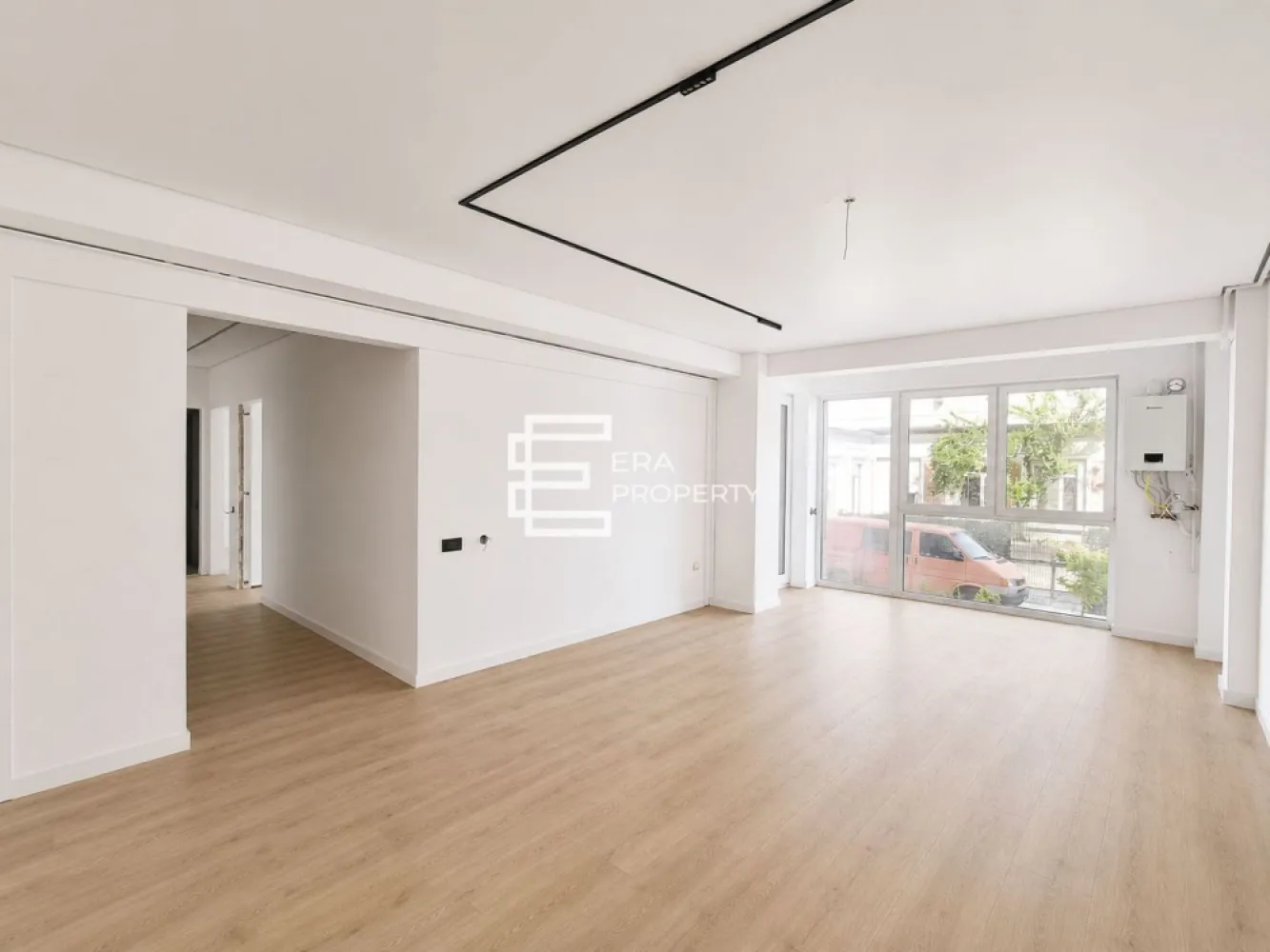 Apartament premium 3 cam, boxa, garaj-intabulat- Sibiu zona Alba Iulia - Apartament premium la câțiva pași de centrul Sibiului – Garaj inclus

Descoperă un apartament modern, complet finisat, situat într-un ansamblu rezidențial de ultimă generație, la doar câteva minute de centrul orașului Sibiu.

Locuința este predată la cheie, fiind necesară doar mobilarea după propriul gust. Compartimentarea este excelentă și cuprinde un living spațios cu bucătărie open-space și acces către balconul generos, două dormitoare și două băi.

Suprafață utilă: 66 mp
Balcon: 9 mp
Garaj subteran inclus în preț, cu acces direct la lift.

Apartamentul beneficiază de dotări și finisaje premium
• încălzire în pardoseală cu control inteligent
• centrală termică în condensare
• termostate wireless în fiecare încăpere
• suprafețe vitrate ample pentru lumină naturală abundentă
• tavane casetate cu iluminare LED integrată
• videointerfon și supraveghere video

Ansamblul oferă numeroase facilități:
• spații verzi și zone de relaxare
• parcări pentru vizitatori
• lift modern pentru 8 persoane
• acces facil pentru persoane cu dizabilități
• spațiu dedicat bicicletelor
• cameră administrativă și adăpost ALA

O proprietate modernă, eficientă și elegantă, ideală pentru cei care își doresc confort, tehnologie și o locație excelentă aproape de centrul orașului.

Preț: 161.000 € + TVA 21%
Garaj subteran inclus.