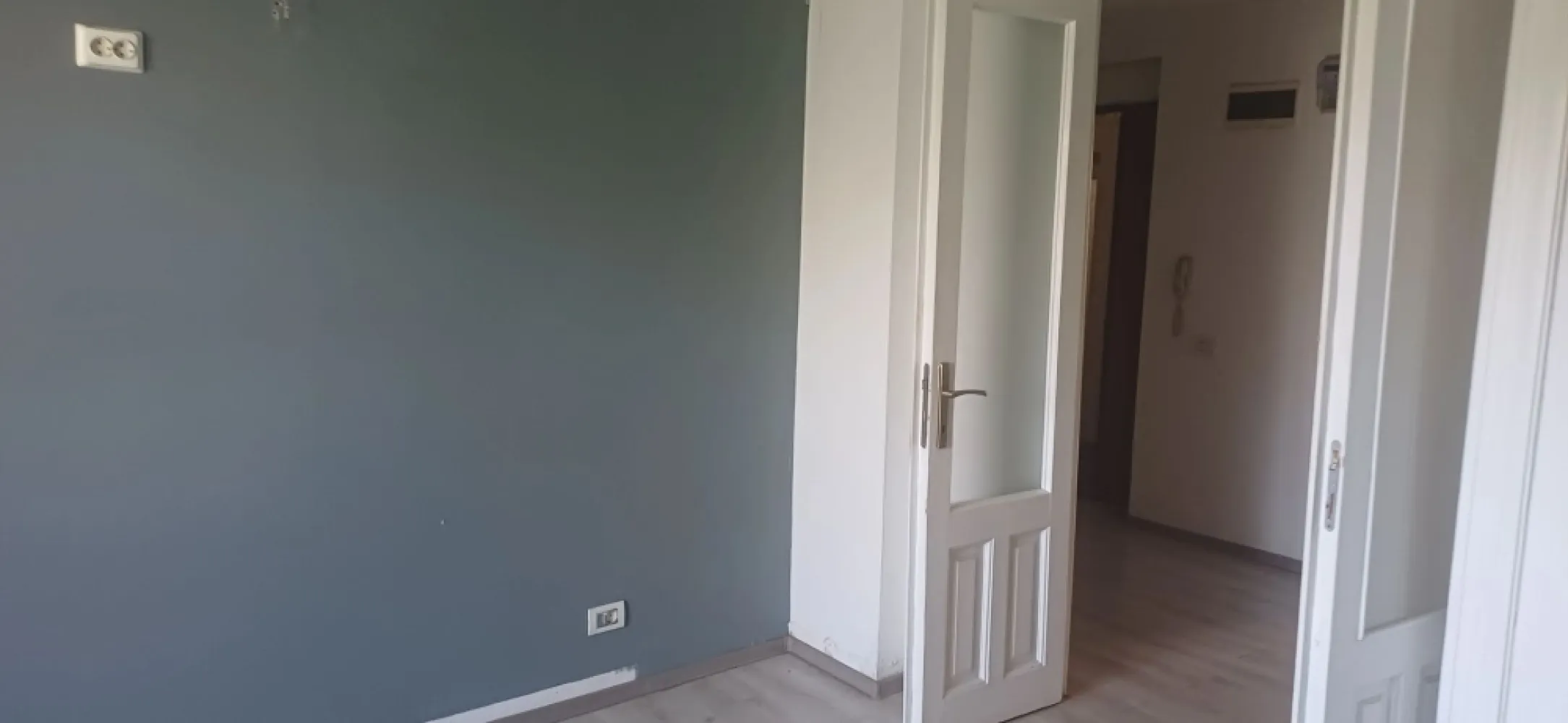 Apartament de Vanzare - Zona Ateneul Roman - 4 camere - 110 MP - Vă prezentăm spre vanzare un apartament spațios cu 4 camere, situat in zona Ateneul Roman, zonă centrală și apreciată pentru accesul facil către principalele puncte de interes ale orașului.

Locuința are o suprafață generoasă de 110 mp, fiind amplasată la etajul 5 din 6 al imobilului. Apartamentul este mobilat în stil clasic, oferind un ambient elegant și confortabil, ideal pentru o familie sau pentru cei care apreciază spațiile ample.

Caracteristici principale:

4 camere
Suprafață utilă: 110 mp
Mobilat clasic
2 balcoane
Etaj 5 din 6
Compartimentare practică și luminoasă
Zonă centrală, cu acces rapid către restaurante, cafenele, instituții culturale și mijloace de transport.

Apartamentul beneficiază de camere generoase, lumină naturală din abundență și 1 balcon mare care oferă spațiu suplimentar pentru relaxare.

Doar plata cash - R2.

Pentru mai multe informații sau pentru programarea unei vizionări, vă stăm la dispoziție. 

Alexximob Estate - tel. 0751454742

comision: 1,8%