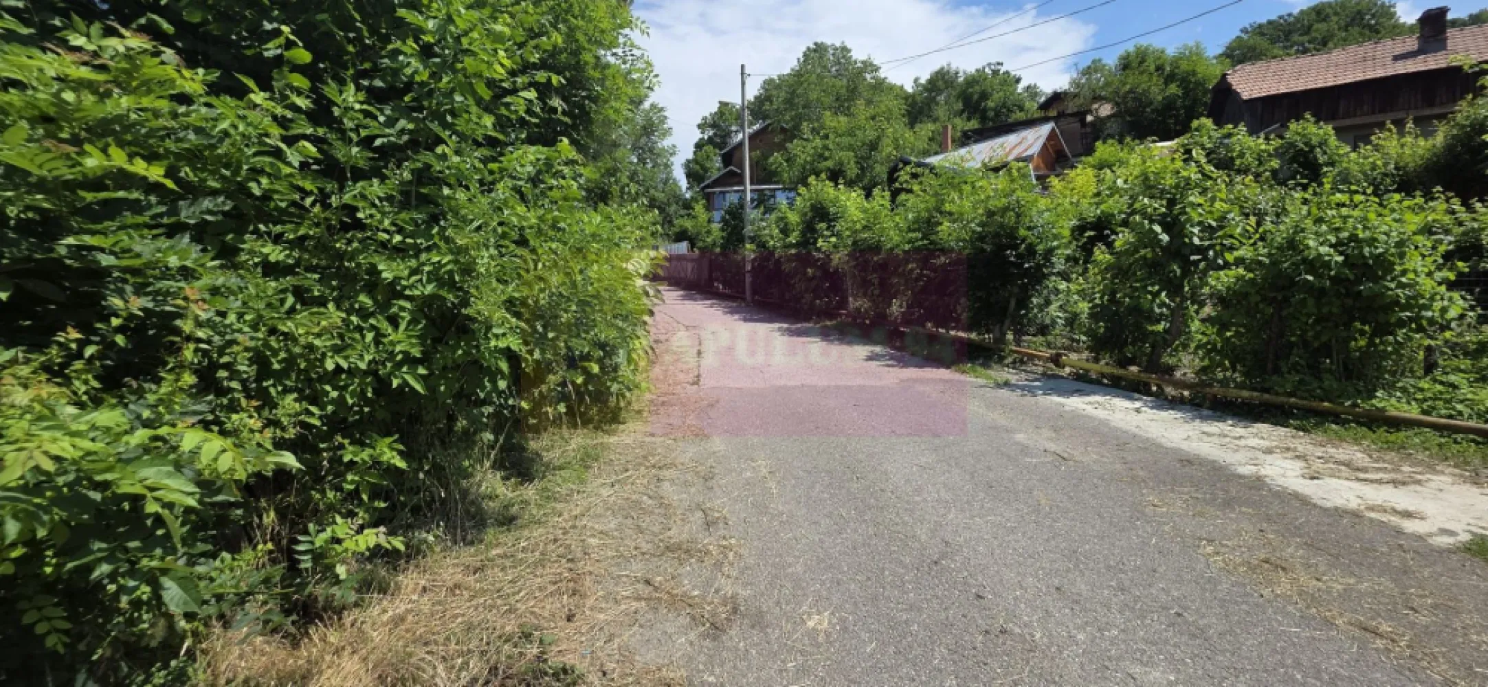 Teren intravilan 3159 mp de vanzare in Comarnic - Teren intravilan de vânzare în Comarnic, Prahova – 3.159 mp, utilități la proprietate, priveliște deosebită

Agenția Imobiliară Mervani vă propune spre vânzare un teren intravilan situat într-o zonă liniștită și apreciată din Comarnic, județul Prahova.

Proprietatea are o suprafață totală de 3.159 mp și beneficiază de o deschidere generoasă de 32 metri la strada asfaltată și la strada secundară. Terenul este ușor înclinat, oferind o panoramă frumoasă asupra împrejurimilor și un cadru ideal pentru construcția unei locuințe sau a unui ansamblu rezidențial de mici dimensiuni.

Toate utilitățile sunt disponibile la limita proprietății:

 apă;
 gaz natural;
 energie electrică;
 canalizare.

Terenul este împrejmuit cu gard din lemn și beneficiază de vecinătăți bune, într-o zonă cu acces facil și locuințe permanente.

Datorită configurației și dimensiunilor sale, amplasamentul permite construirea a una până la trei case, fiind o oportunitate excelentă atât pentru locuire, cât și pentru investiție.

Pentru informații suplimentare și programarea unei vizionări, contactați:

Agenția Imobiliară Mervani
0729 935 536