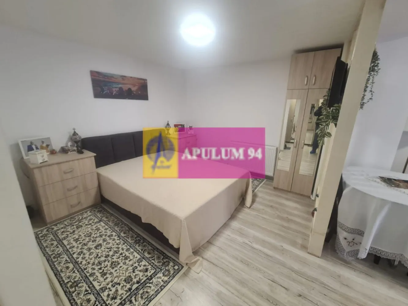 Apartament de vanzare in Sinaia - Complex Colina Marei - Agentia imobiliara Mervani, va prezinta un apartament cu 2 camere, situat in Complexul Colina Marei, la etajul 1 al unui bloc cu 9 etaje, din Sinaia.

 Construit in anul 2018, blocul are finisaje moderne, are lift si este pozitionat intr-o zona linistita, cu o priveliste deosebit de frumoasa.

 Apartamentul dispune de o suprafata construita de 71 mp, si o suprafata utila de 56 mp (inclusiv terasa). Suprafata terasei este de 13 mp.

 Imobilul are tamplarie PVC, iar incalzirea se realizeaza cu centrala proprie. Spatiul este amenajat modern si beneficiaza de o compartimentare avantajoasa.

 Apartamentul se vinde mobilat si utilat, este luminos si spatios.

Compartimentare:

- hol

- baie

- camera de zi si dormitor

- bucatarie

- terasa