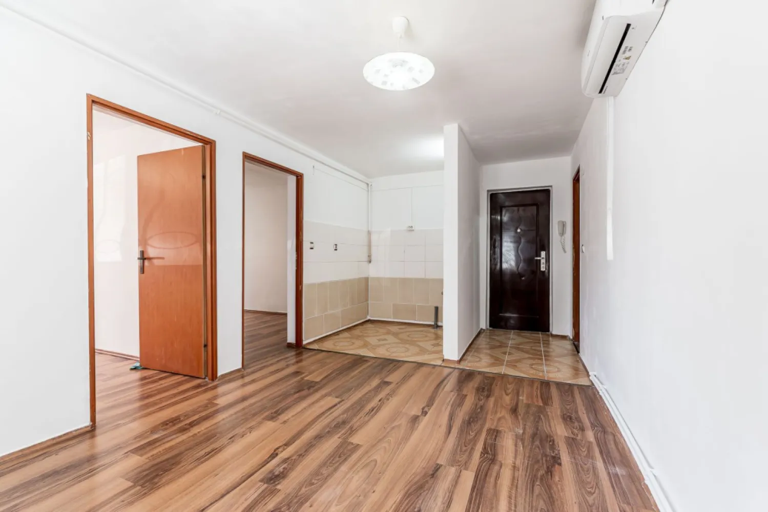 Un cămin practic pentru o familie la început de drum - Apartament accesibil, unde să te poți muta fără investiții importante de la început?

Îți propunem un apartament cu 2 dormitoare situat pe strada Hunedoarei, într-un ansamblu rezidențial construit între 2010 și 2015. Zona oferă acces rapid către magazine, transport public, școli și principalele puncte de interes ale orașului.

Compartimentare practică:
2 dormitoare
Living cu bucătărie open-space
Baie
Parter

Dotări:
Centrală termică proprie pe gaz
Aer condiționat
Ferestre PVC cu geam termopan
Apartament proaspăt zugrăvit
Instalații funcționale și locuință întreținută

Este o alegere potrivită pentru o familie tânără care dorește să renunțe la chirie sau pentru persoane care caută confortul unui apartament la parter, într-un bloc mai nou.

Preț: 55.000 €
Pentru informații suplimentare sau programarea unei vizionări, contactează-mă:

Andrei Caracioni consultant imobiliar Acasă Arad 📞 0757 662 907

Cod proprietate: CP3151048