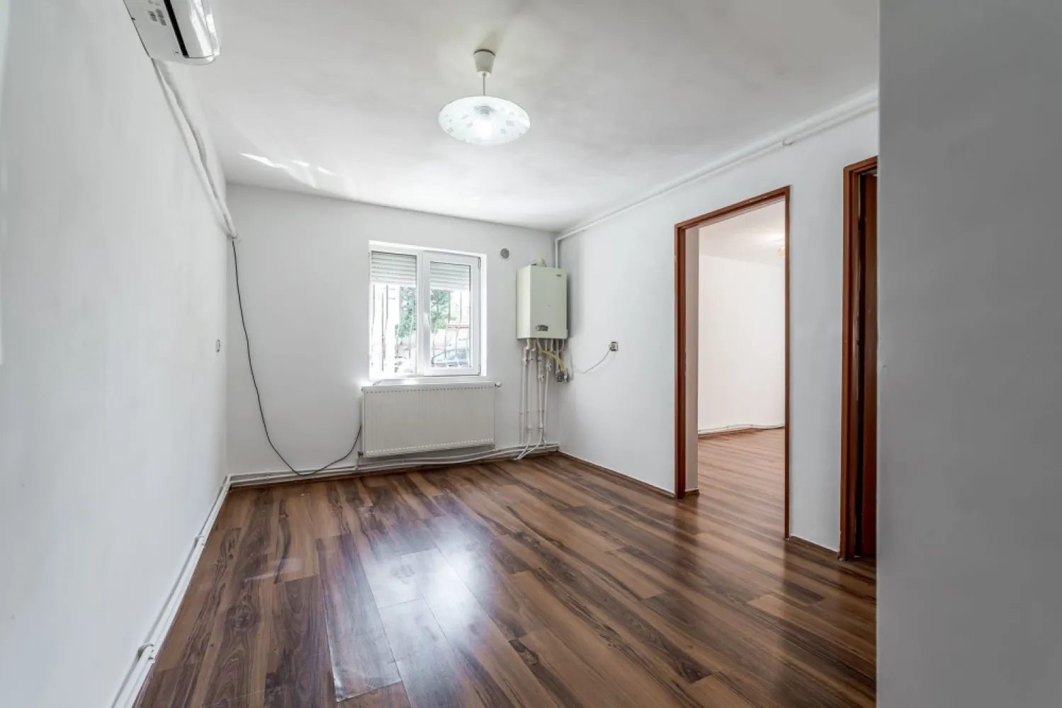 Un cămin practic pentru o familie la început de drum - Apartament accesibil, unde să te poți muta fără investiții importante de la început?

Îți propunem un apartament cu 2 dormitoare situat pe strada Hunedoarei, într-un ansamblu rezidențial construit între 2010 și 2015. Zona oferă acces rapid către magazine, transport public, școli și principalele puncte de interes ale orașului.

Compartimentare practică:
2 dormitoare
Living cu bucătărie open-space
Baie
Parter

Dotări:
Centrală termică proprie pe gaz
Aer condiționat
Ferestre PVC cu geam termopan
Apartament proaspăt zugrăvit
Instalații funcționale și locuință întreținută

Este o alegere potrivită pentru o familie tânără care dorește să renunțe la chirie sau pentru persoane care caută confortul unui apartament la parter, într-un bloc mai nou.

Preț: 55.000 €
Pentru informații suplimentare sau programarea unei vizionări, contactează-mă:

Andrei Caracioni consultant imobiliar Acasă Arad 📞 0757 662 907

Cod proprietate: CP3151048