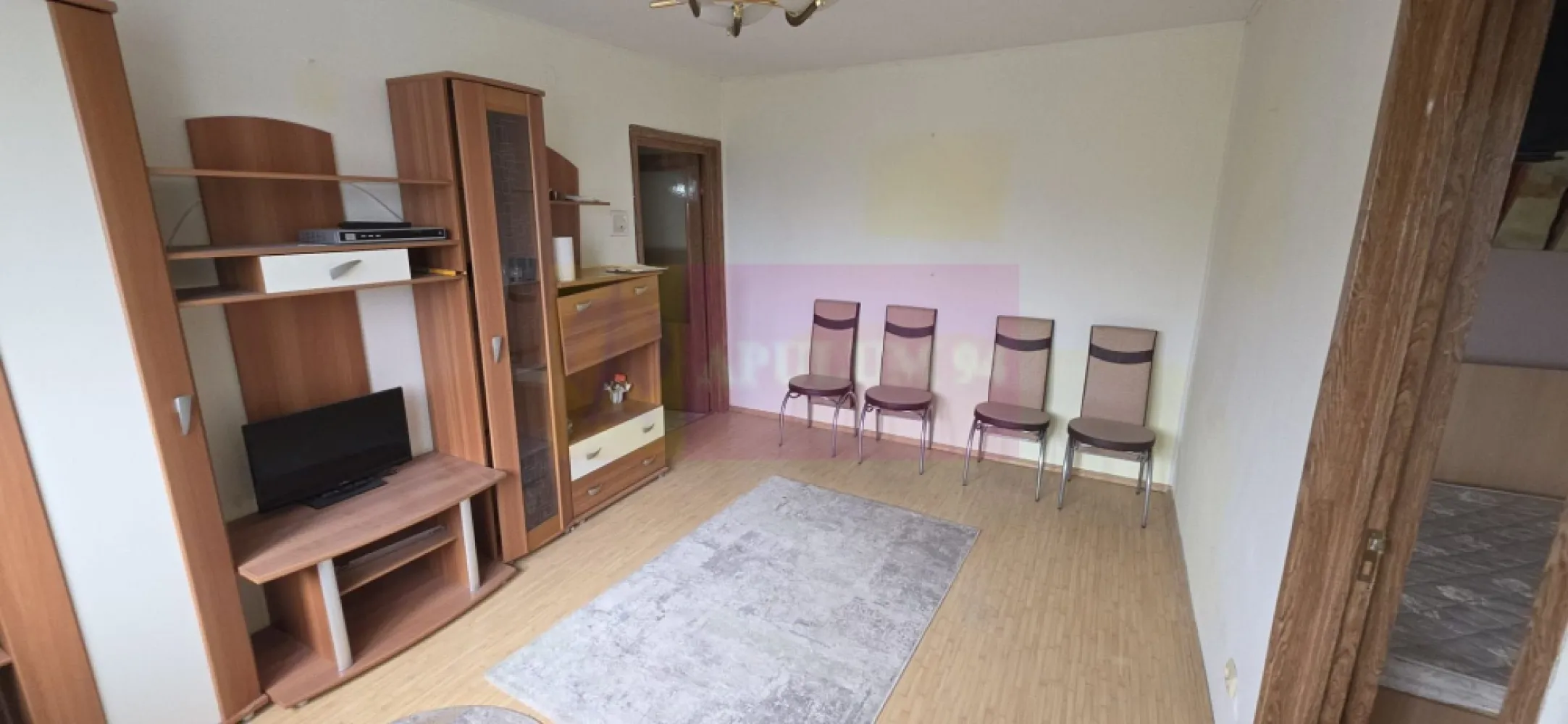 Apartament cu 3 camere de vanzare in Campina, central - Apartament semidecomandat cu 3 camere de vânzare în zona centrală a municipiului Câmpina

Agenția Imobiliară Mervani vă prezintă spre vânzare un apartament cu 3 camere, semidecomandat, situat în zona centrală a municipiului Câmpina, într-o locație apreciată pentru accesul facil către principalele puncte de interes ale orașului.

Apartamentul este amplasat la etajul 3 al unui bloc cu 4 etaje, construit în anul 1973, și oferă o compartimentare practică, potrivită atât pentru o familie, cât și pentru persoanele care își doresc o locuință într-o zonă centrală.

Proprietatea beneficiază de:

 centrală termică proprie;
 tâmplărie PVC cu geam termopan;
 camere luminoase;
 compartimentare semidecomandată;
 acces facil către toate facilitățile urbane.

Unul dintre principalele avantaje ale apartamentului îl reprezintă amplasarea sa excelentă. În imediata apropiere se regăsesc piața agroalimentară, unități de învățământ, stații pentru transportul public, magazine, farmacii, instituții bancare și alte servicii necesare vieții de zi cu zi.

Datorită poziționării centrale și a facilităților oferite, această proprietate reprezintă o oportunitate atât pentru locuire permanentă, cât și pentru investiție.

Pentru informații suplimentare și programarea unei vizionări, vă rugăm să contactați:

Agenția Imobiliară Mervani
0729 935 536