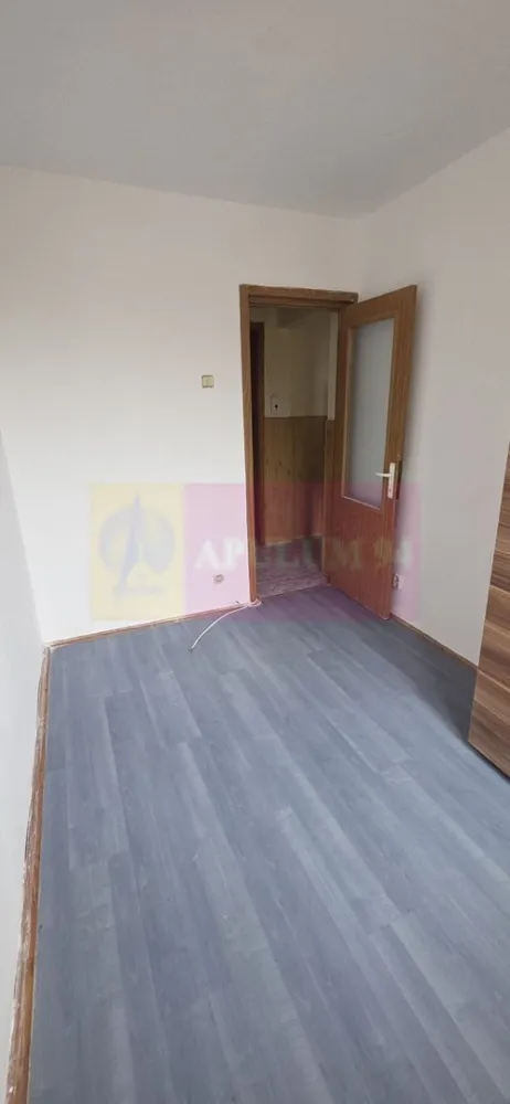 Apartament cu 3 camere de vanzare in Campina, central - Apartament semidecomandat cu 3 camere de vânzare în zona centrală a municipiului Câmpina

Agenția Imobiliară Mervani vă prezintă spre vânzare un apartament cu 3 camere, semidecomandat, situat în zona centrală a municipiului Câmpina, într-o locație apreciată pentru accesul facil către principalele puncte de interes ale orașului.

Apartamentul este amplasat la etajul 3 al unui bloc cu 4 etaje, construit în anul 1973, și oferă o compartimentare practică, potrivită atât pentru o familie, cât și pentru persoanele care își doresc o locuință într-o zonă centrală.

Proprietatea beneficiază de:

 centrală termică proprie;
 tâmplărie PVC cu geam termopan;
 camere luminoase;
 compartimentare semidecomandată;
 acces facil către toate facilitățile urbane.

Unul dintre principalele avantaje ale apartamentului îl reprezintă amplasarea sa excelentă. În imediata apropiere se regăsesc piața agroalimentară, unități de învățământ, stații pentru transportul public, magazine, farmacii, instituții bancare și alte servicii necesare vieții de zi cu zi.

Datorită poziționării centrale și a facilităților oferite, această proprietate reprezintă o oportunitate atât pentru locuire permanentă, cât și pentru investiție.

Pentru informații suplimentare și programarea unei vizionări, vă rugăm să contactați:

Agenția Imobiliară Mervani
0729 935 536