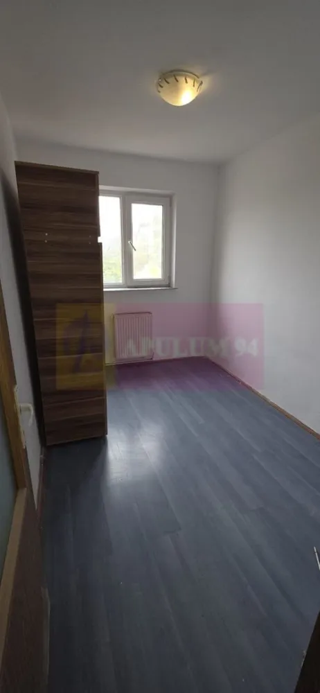 Apartament cu 3 camere de vanzare in Campina, central - Apartament semidecomandat cu 3 camere de vânzare în zona centrală a municipiului Câmpina

Agenția Imobiliară Mervani vă prezintă spre vânzare un apartament cu 3 camere, semidecomandat, situat în zona centrală a municipiului Câmpina, într-o locație apreciată pentru accesul facil către principalele puncte de interes ale orașului.

Apartamentul este amplasat la etajul 3 al unui bloc cu 4 etaje, construit în anul 1973, și oferă o compartimentare practică, potrivită atât pentru o familie, cât și pentru persoanele care își doresc o locuință într-o zonă centrală.

Proprietatea beneficiază de:

 centrală termică proprie;
 tâmplărie PVC cu geam termopan;
 camere luminoase;
 compartimentare semidecomandată;
 acces facil către toate facilitățile urbane.

Unul dintre principalele avantaje ale apartamentului îl reprezintă amplasarea sa excelentă. În imediata apropiere se regăsesc piața agroalimentară, unități de învățământ, stații pentru transportul public, magazine, farmacii, instituții bancare și alte servicii necesare vieții de zi cu zi.

Datorită poziționării centrale și a facilităților oferite, această proprietate reprezintă o oportunitate atât pentru locuire permanentă, cât și pentru investiție.

Pentru informații suplimentare și programarea unei vizionări, vă rugăm să contactați:

Agenția Imobiliară Mervani
0729 935 536