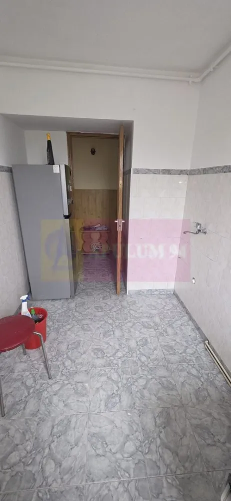 Apartament cu 3 camere de vanzare in Campina, central