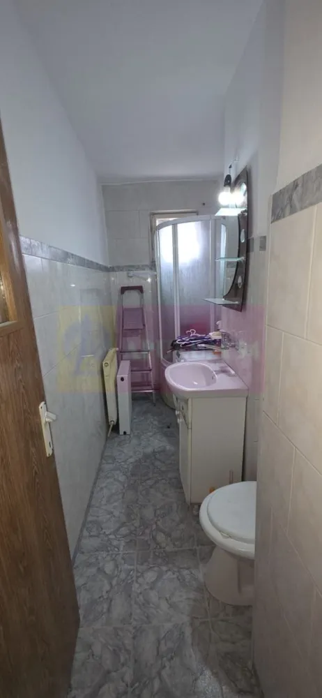 Apartament cu 3 camere de vanzare in Campina, central