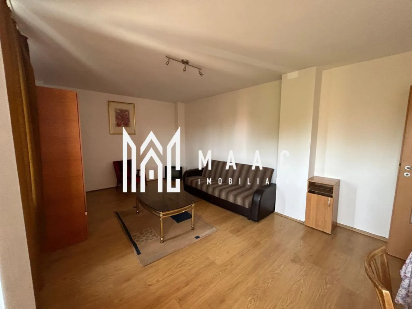 Apartament 2 camere I Decomandat I Etaj intermediar I Strand - MAAC Imobiliare va prezinta un apartament spațios cu 2 balcoane mari situat la etajul 1 al unui bloc cu 4 etaje.

Detalii Generale:
Suprafață utilă: 77 mp
Etaj: 1 într-un imobil P+4
Construit în 2010 din cărămidă, cu izolație.

Configurație:
Decomandat.
2 camere, fiecare cu balcon propriu.
Bucătărie.
Baie.
Hol.

Dotări:
Ușă metalică la intrare.
Centrală termică proprie și calorifere.
Parchet laminat, gresie și faianță.
Geamuri termopan.

Beneficii:
Construit din cărămidă.
Bloc izolat.

Localizare și Vecinătate:
Zonă liniștită
Acces facil la magazine, școli și spații verzi.

Pentru mai multe detalii, precizati telefonic ca ati vazut anuntul cu ID: CP2057398