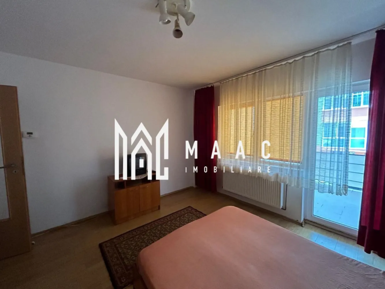 Apartament 2 camere I Decomandat I Etaj intermediar I Strand - MAAC Imobiliare va prezinta un apartament spațios cu 2 balcoane mari situat la etajul 1 al unui bloc cu 4 etaje.

Detalii Generale:
Suprafață utilă: 77 mp
Etaj: 1 într-un imobil P+4
Construit în 2010 din cărămidă, cu izolație.

Configurație:
Decomandat.
2 camere, fiecare cu balcon propriu.
Bucătărie.
Baie.
Hol.

Dotări:
Ușă metalică la intrare.
Centrală termică proprie și calorifere.
Parchet laminat, gresie și faianță.
Geamuri termopan.

Beneficii:
Construit din cărămidă.
Bloc izolat.

Localizare și Vecinătate:
Zonă liniștită
Acces facil la magazine, școli și spații verzi.

Pentru mai multe detalii, precizati telefonic ca ati vazut anuntul cu ID: CP2057398