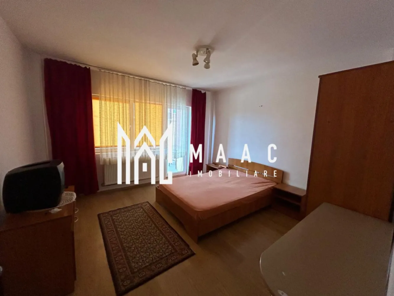 Apartament 2 camere I Decomandat I Etaj intermediar I Strand - MAAC Imobiliare va prezinta un apartament spațios cu 2 balcoane mari situat la etajul 1 al unui bloc cu 4 etaje.

Detalii Generale:
Suprafață utilă: 77 mp
Etaj: 1 într-un imobil P+4
Construit în 2010 din cărămidă, cu izolație.

Configurație:
Decomandat.
2 camere, fiecare cu balcon propriu.
Bucătărie.
Baie.
Hol.

Dotări:
Ușă metalică la intrare.
Centrală termică proprie și calorifere.
Parchet laminat, gresie și faianță.
Geamuri termopan.

Beneficii:
Construit din cărămidă.
Bloc izolat.

Localizare și Vecinătate:
Zonă liniștită
Acces facil la magazine, școli și spații verzi.

Pentru mai multe detalii, precizati telefonic ca ati vazut anuntul cu ID: CP2057398