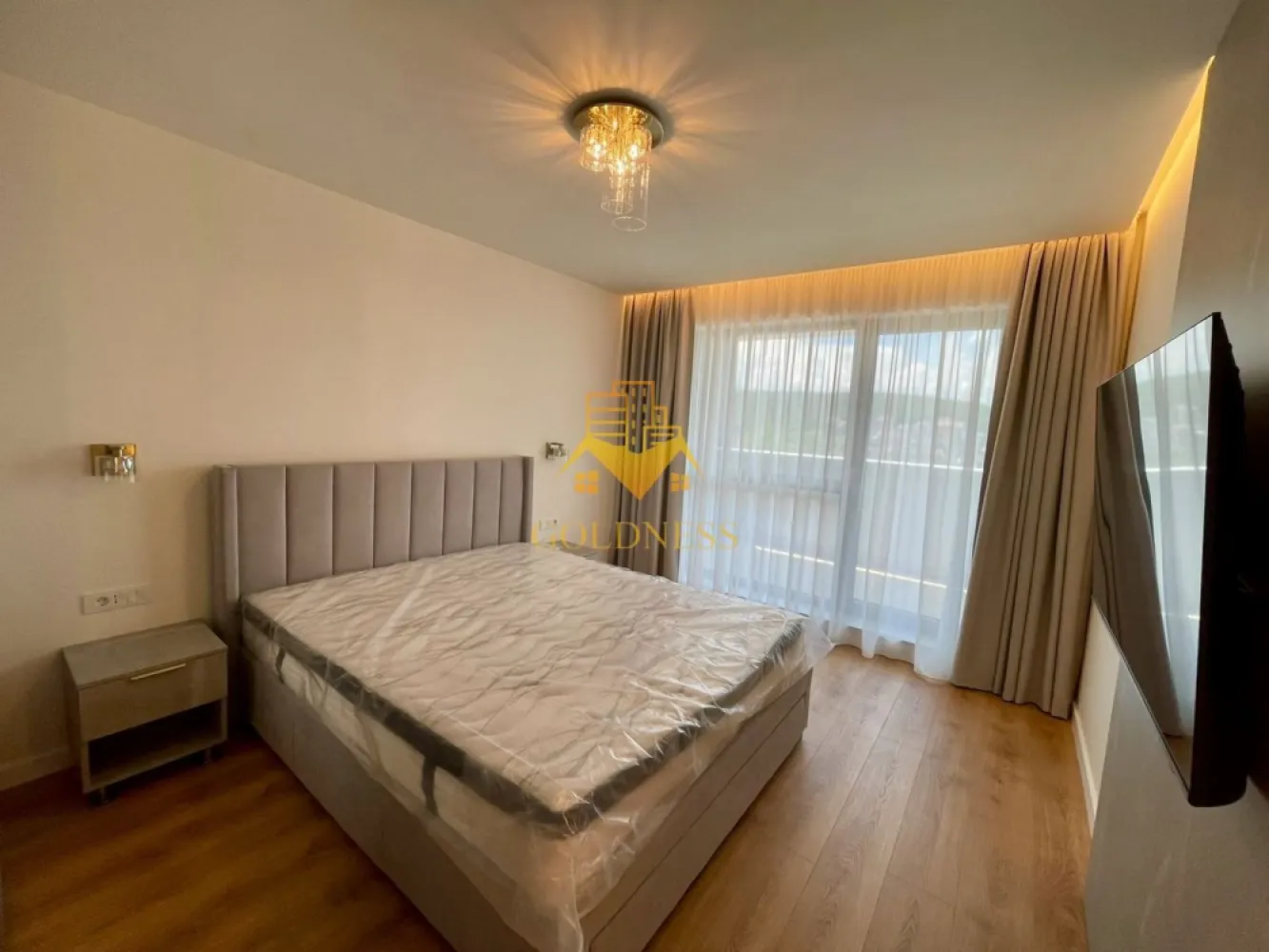 3 camere, Zorilor, Premium, Wings, Prima închiriere, Frunzișului - GOLDNESS Imobiliare vă propune spre închiriere un apartament cu 3 camere complet mobilat și utilat, la etajul 1 într-un imobil de 10 etaje, în Cartierul Zorilor.
Dispune de loc de parcare subteran!
Se află în apropierea stațiilor de transport în comun, magazine, restaurante, spații verzi, farmacii, etc. 

Apartamentul este compartimentat astfel:
 - dormitor cu pat matrimonial, dressing, noptiere
 - dormitor cu pat matrimonial, dressing 
 - living cu canapea extensibilă 
 - bucătărie open space complet utilată și mobilată, loc de servit masa 
 - baie cu cabina de dus, calorifer port prosop și dulap pentru depozitare.
 - baie cu dus walkin 
 - terasa de 12mp

Imobilul este dotat cu toate cele necesare- centrală proprie cu încălzire prin pardoseala, frigider, aragaz, hotă, mașină de spălat haine și vase, etc. 

Dacă sunteți interesați de acest apartament și doriți să îl vizionați, dar și pentru alte oferte nu ezitați să ne contactați telefonic sau prin e-mail. Vă stăm la dispoziție!
Pentru intermediere se percepe un comision de 50% din prețul chiriei!
