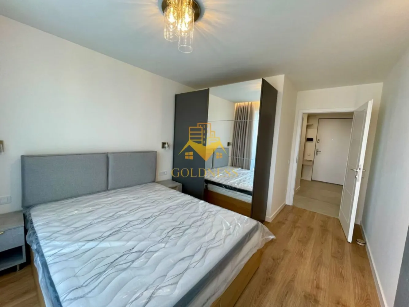 3 camere, Zorilor, Premium, Wings, Prima închiriere, Frunzișului - GOLDNESS Imobiliare vă propune spre închiriere un apartament cu 3 camere complet mobilat și utilat, la etajul 1 într-un imobil de 10 etaje, în Cartierul Zorilor.
Dispune de loc de parcare subteran!
Se află în apropierea stațiilor de transport în comun, magazine, restaurante, spații verzi, farmacii, etc. 

Apartamentul este compartimentat astfel:
 - dormitor cu pat matrimonial, dressing, noptiere
 - dormitor cu pat matrimonial, dressing 
 - living cu canapea extensibilă 
 - bucătărie open space complet utilată și mobilată, loc de servit masa 
 - baie cu cabina de dus, calorifer port prosop și dulap pentru depozitare.
 - baie cu dus walkin 
 - terasa de 12mp

Imobilul este dotat cu toate cele necesare- centrală proprie cu încălzire prin pardoseala, frigider, aragaz, hotă, mașină de spălat haine și vase, etc. 

Dacă sunteți interesați de acest apartament și doriți să îl vizionați, dar și pentru alte oferte nu ezitați să ne contactați telefonic sau prin e-mail. Vă stăm la dispoziție!
Pentru intermediere se percepe un comision de 50% din prețul chiriei!