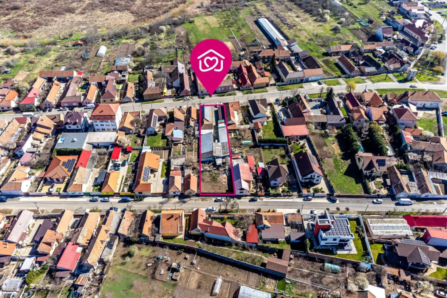 Teren 1358mp | str. Guttenbrunn | Aradul Nou - Îți propun spre vânzare o proprietate situată în Aradul Nou, pe strada Adam Müller-Guttenbrunn, formată din teren în suprafață totală de 1.358 mp și 176 mp construcții existente.

Unul dintre principalele avantaje ale proprietății este faptul că beneficiază de două fronturi stradale, cu front principal de 18 ml, aspect care oferă flexibilitate ridicată pentru dezvoltare sau reorganizare.

Proprietatea dispune de utilități complete și poate fi potrivită pentru mai multe tipuri de proiecte: dezvoltare multifamilială | sediu firmă / birouri | atelier sau producție ușoară | proiect mixt rezidențial-comercial

Este o oportunitate bună pentru cumpărători care caută un teren cu construcții existente, amplasat într-o zonă cu potențial de dezvoltare.

Preț repoziționat: 259.000 Euro de la 275.000 Euro
Comision 0%!

Pentru detalii suplimentare sau programarea unei vizionări: Andreea Szuchanszki– consultant imobiliar | 0742 267 773

Te ajut gratuit și cu oferte de finanțare de la 16 bănci.

Vrei să vinzi o proprietate în Arad? Beneficiezi de evaluare gratuită.

ACASĂ | Agenție imobiliară Arad
Bd. Decebal 2, Arad