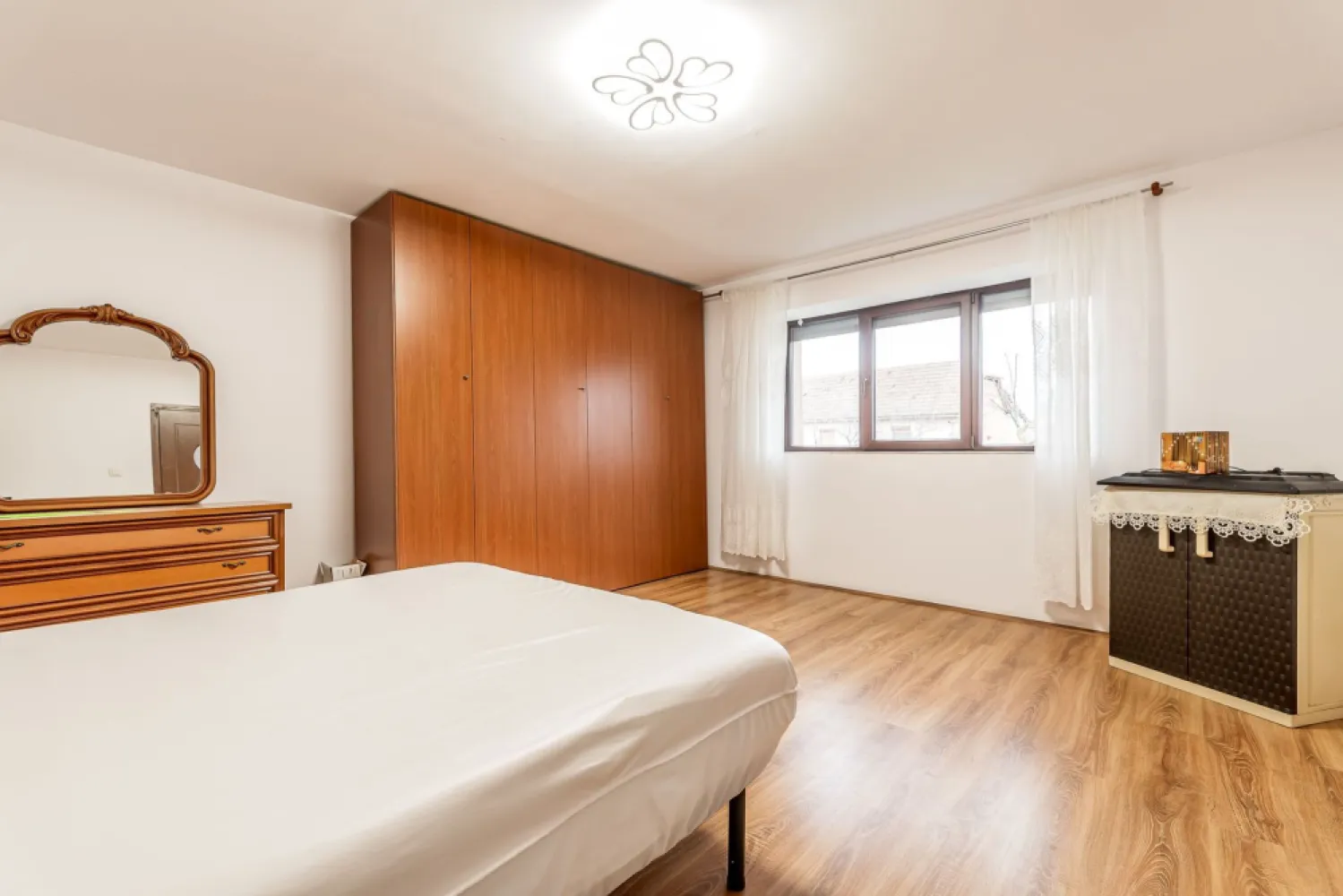 Casă în Vinga – restaurată Integral 2025 | 3 camere | utilități - Vă propunem spre vânzare o proprietate cu un caracter aparte, situată în Vinga, la 20 de minute de Arad, ideală pentru familiile care doresc să se relocheze într-o zonă liniștită sau pentru cei care caută o casă de vacanță impecabilă.

RESTAURARE COMPLETĂ (2025): Nu este o simplă renovare, ci o restaurare integrală realizată de profesioniști. Totul este nou: de la acoperiș și geamuri termopan, până la finisajele interioare.
CONFORT TERMIC NATURAL: Construită pe o structură solidă din văiugă și izolată la exterior cu polistiren, casa oferă un microclimat incredibil: răcoare naturală vara și căldură eficientă iarna. Facturi minime, confort maxim!
COMPARTIMENTARE "STIL NEMȚESC": Cele 3 camere sunt spațioase, luminoase și decomandate de un hol central generos, oferind intimitate fiecărui membru al familiei.
TEREN GENEROS: Curtea îți oferă libertatea pe care nu o vei avea niciodată la bloc – spațiu pentru grădină, loc de joacă pentru copii sau o zonă de grătar cu prietenii.
TOATE UTILITĂȚILE: Proprietatea beneficiază de branșament la curent, iar gazul și apa sunt la a limita de proprietate, asigurând un stil de viață modern și confortabil.

Detalii tehnice pe scurt:
Număr camere: 3 (decomandate)
Stadiu: restaurată integral 2025
Dotări: acoperiș nou, geamuri termopan, izolație exterioară
Locație: vecinătatea Aradului (acces rapid spre oraș) // 20 minute

Preț: 85.000 Euro / / Comision: 0% pentru cumpărător

Oportunitate de investiție: Proprietatea are un potențial uriaș și pentru închiriere în regim de weekend, fiind o alternativă extrem de căutată pentru relaxare.

Nu rata șansa de a achiziționa o casă cu suflet, unde fiecare detaliu a fost pregătit pentru noul proprietar!

📞 Programează o vizionare acum:
Sebastian Nica – 0722 252 639

Nu dispui de toată suma? Te ajutăm noi gratuit! Îți obținem oferte de la 16 bănci.

Ai o proprietate de vânzare în Arad și vrei să știi cât valorează cu adevărat?
Sună-mă pentru o evaluare gratuită, fără obligații.

Birou: ACASĂ | Agenție imobiliară Arad
Bulevardul Decebal 2, Arad 310133